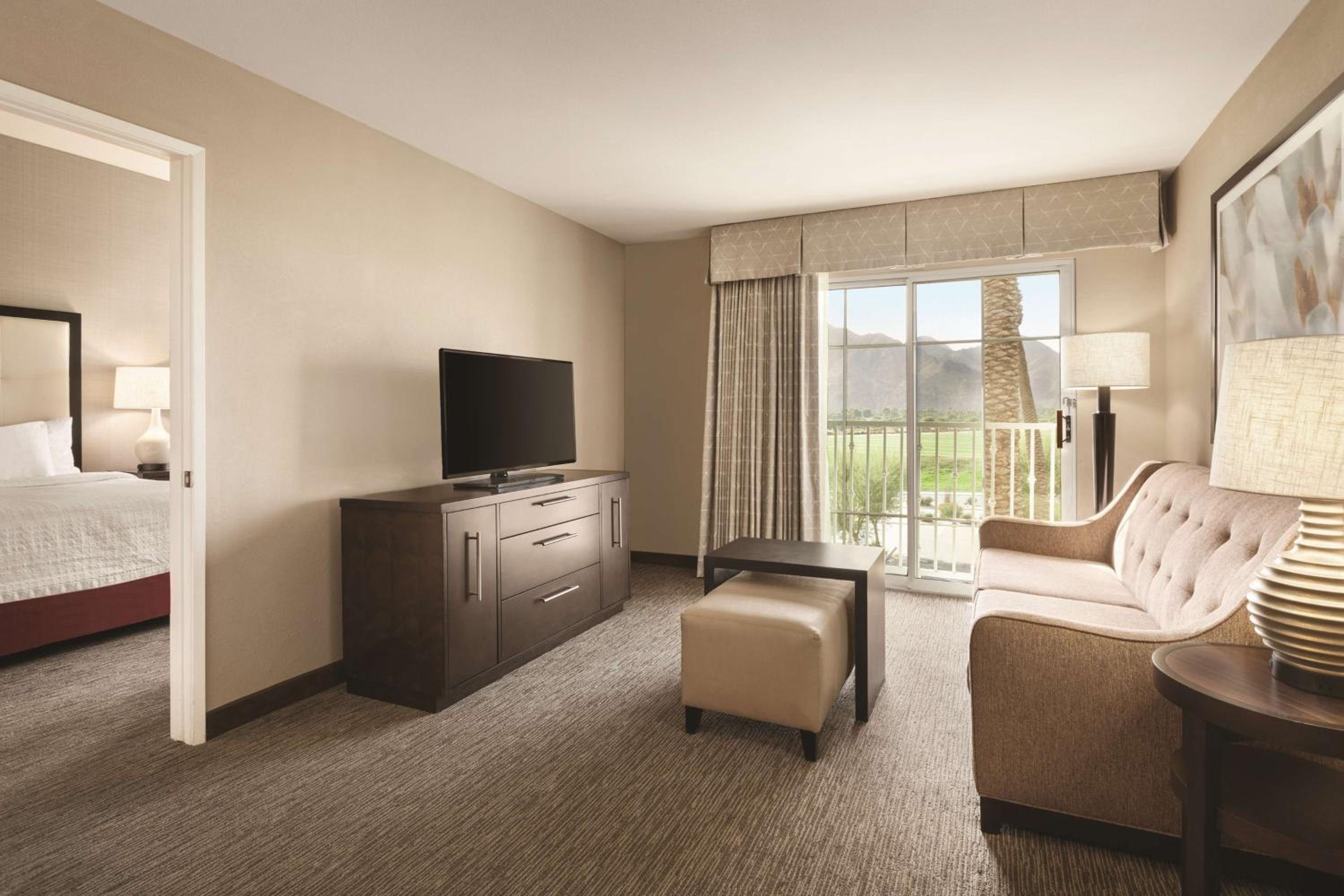 One-Bedroom Queen Suite with Two Queen Beds - Non-Smoking - Photo 3