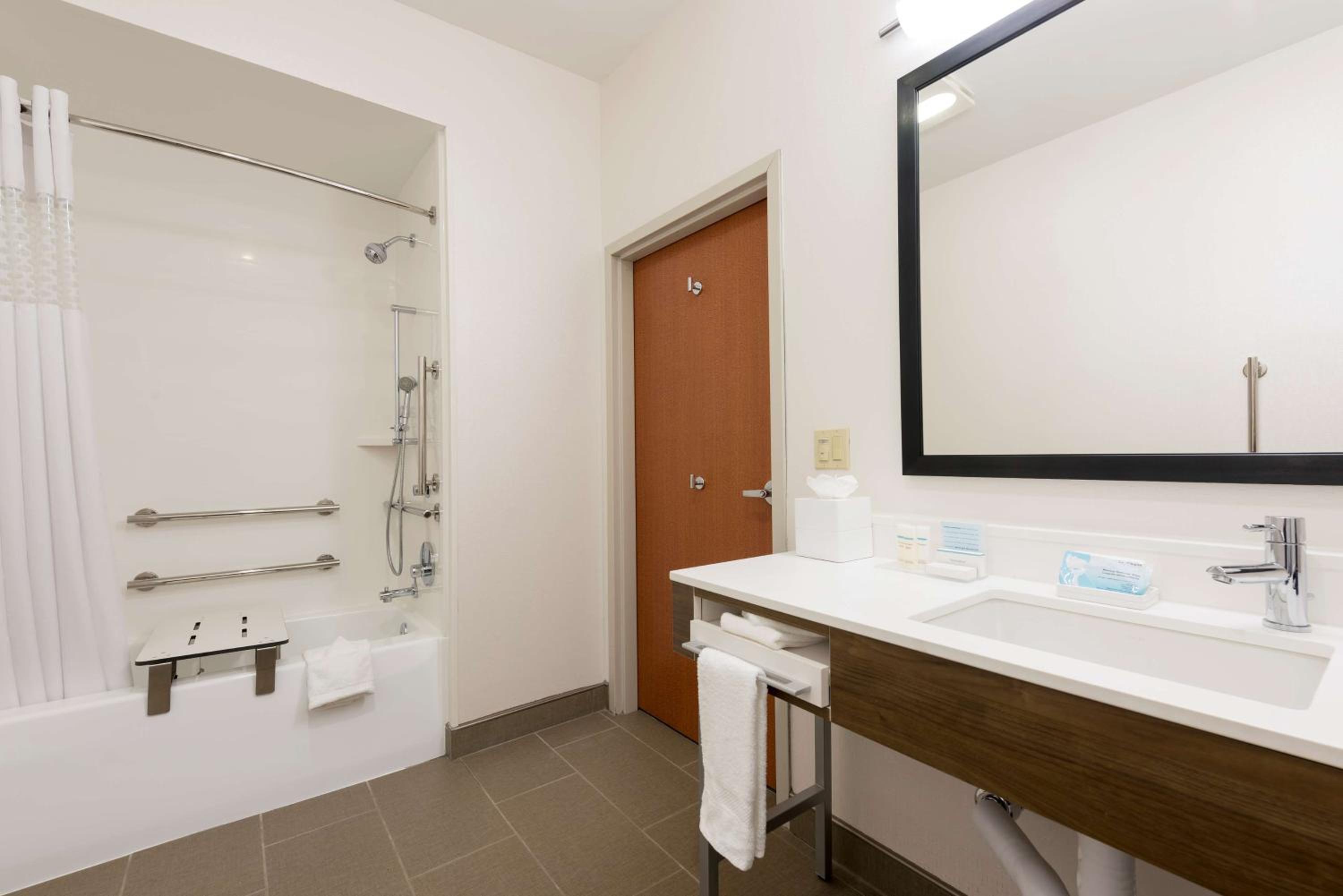King Room with Accessible Tub - Mobility and Hearing Access/Non-Smoking - Photo 2