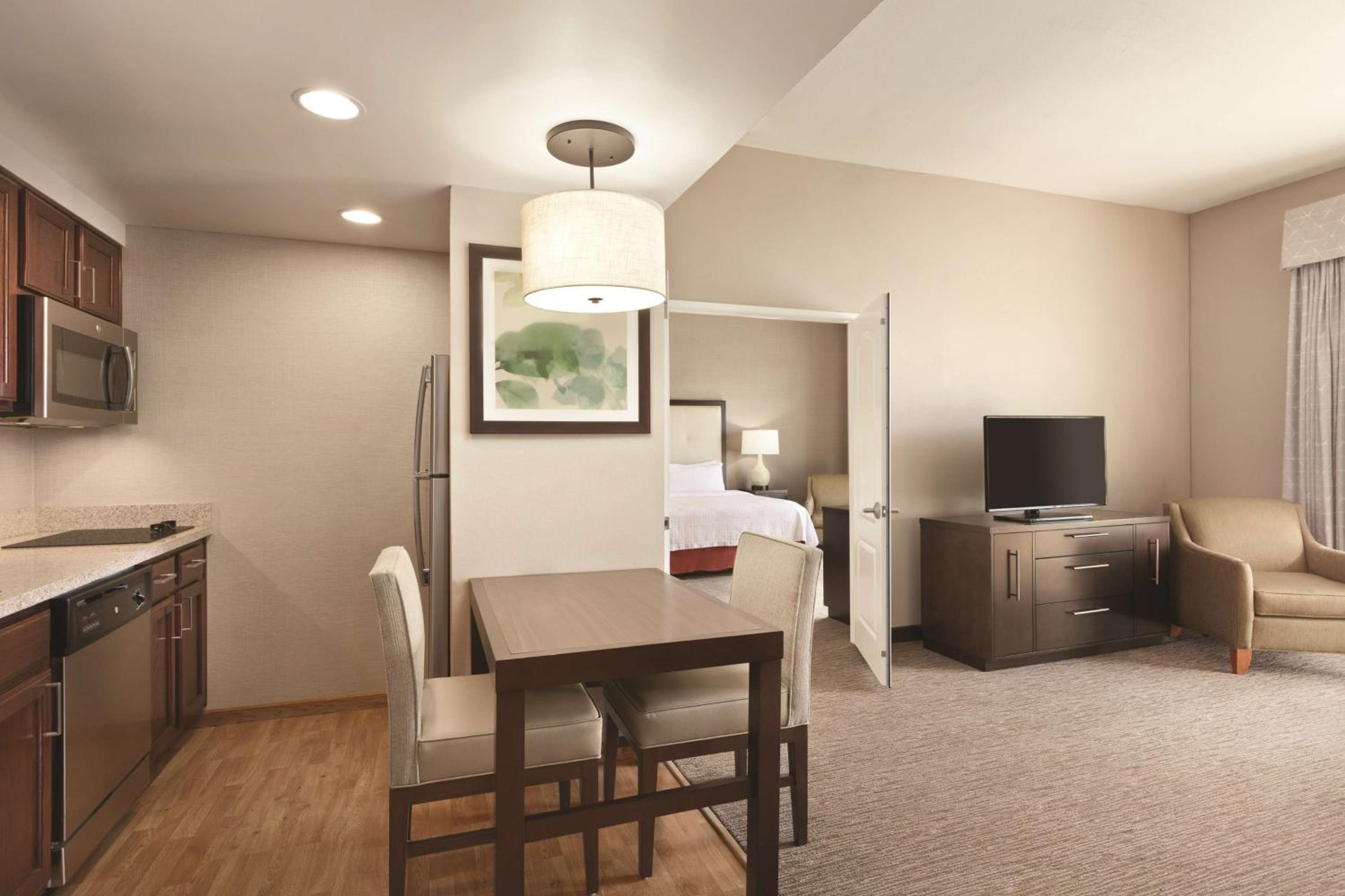 Deluxe One-Bedroom King Suite - Non-Smoking - Photo 3