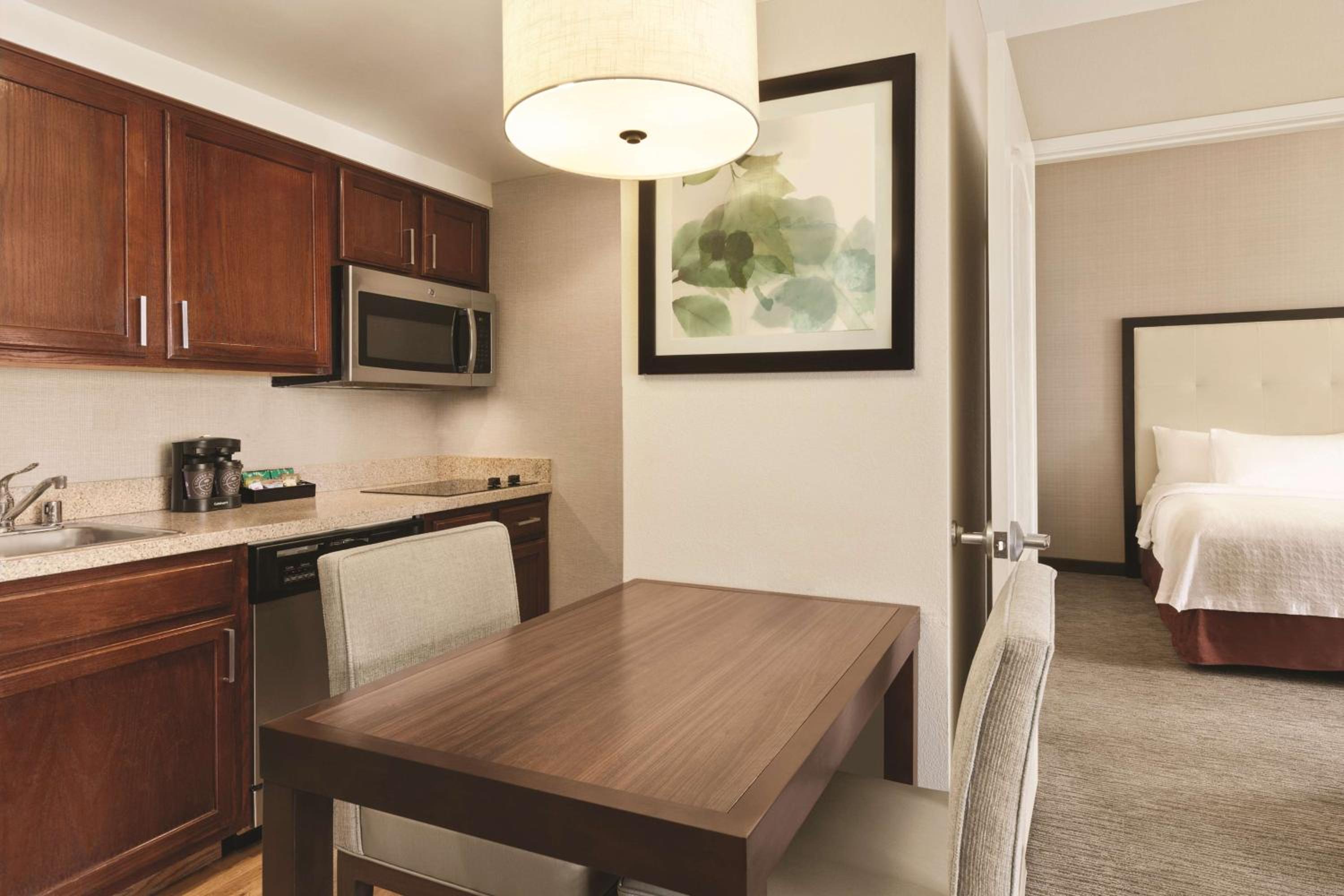 One-Bedroom Queen Suite with Two Queen Beds - Non-Smoking - Photo 2