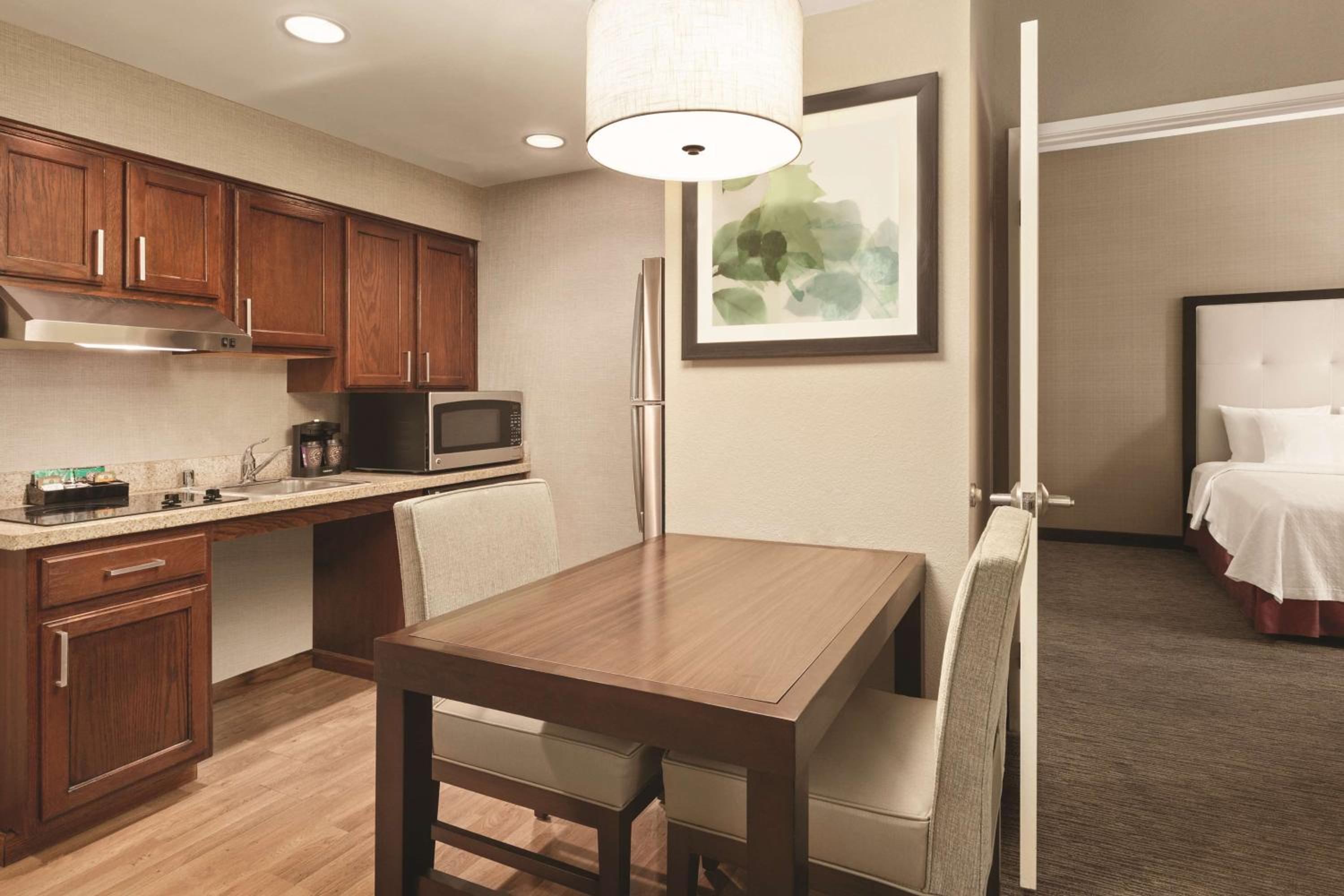 Suite with Two Queen Beds and Roll-In Shower - Mobility Access/Non-Smoking - Photo 2
