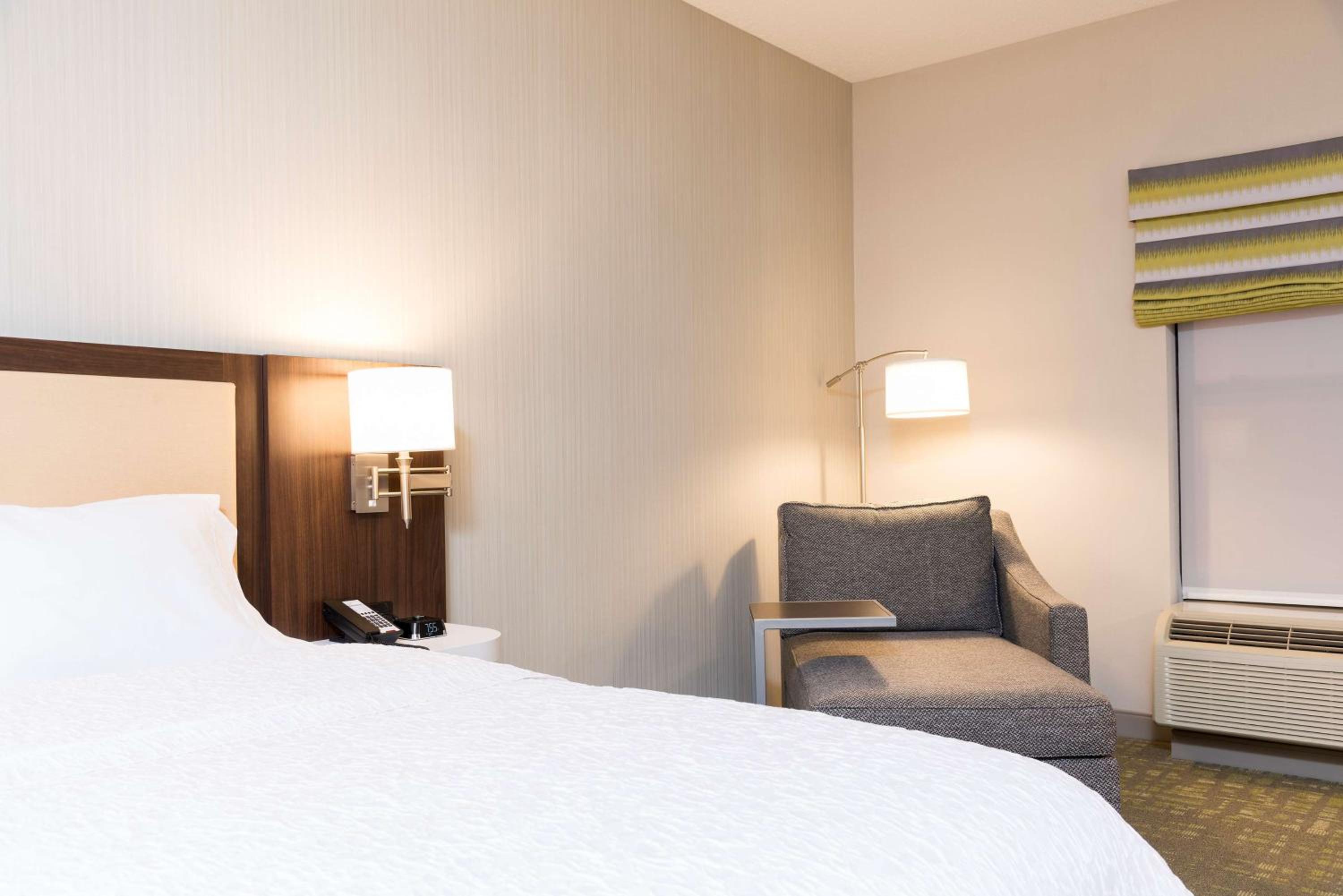 King Room with King Bed - Non-Smoking - Photo 1