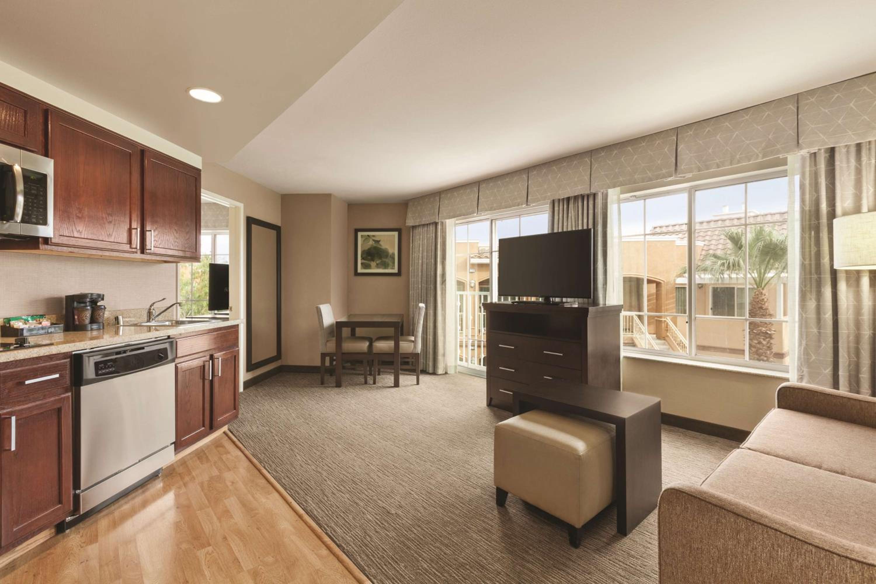 One-Bedroom King Suite - Non-Smoking - Photo 2