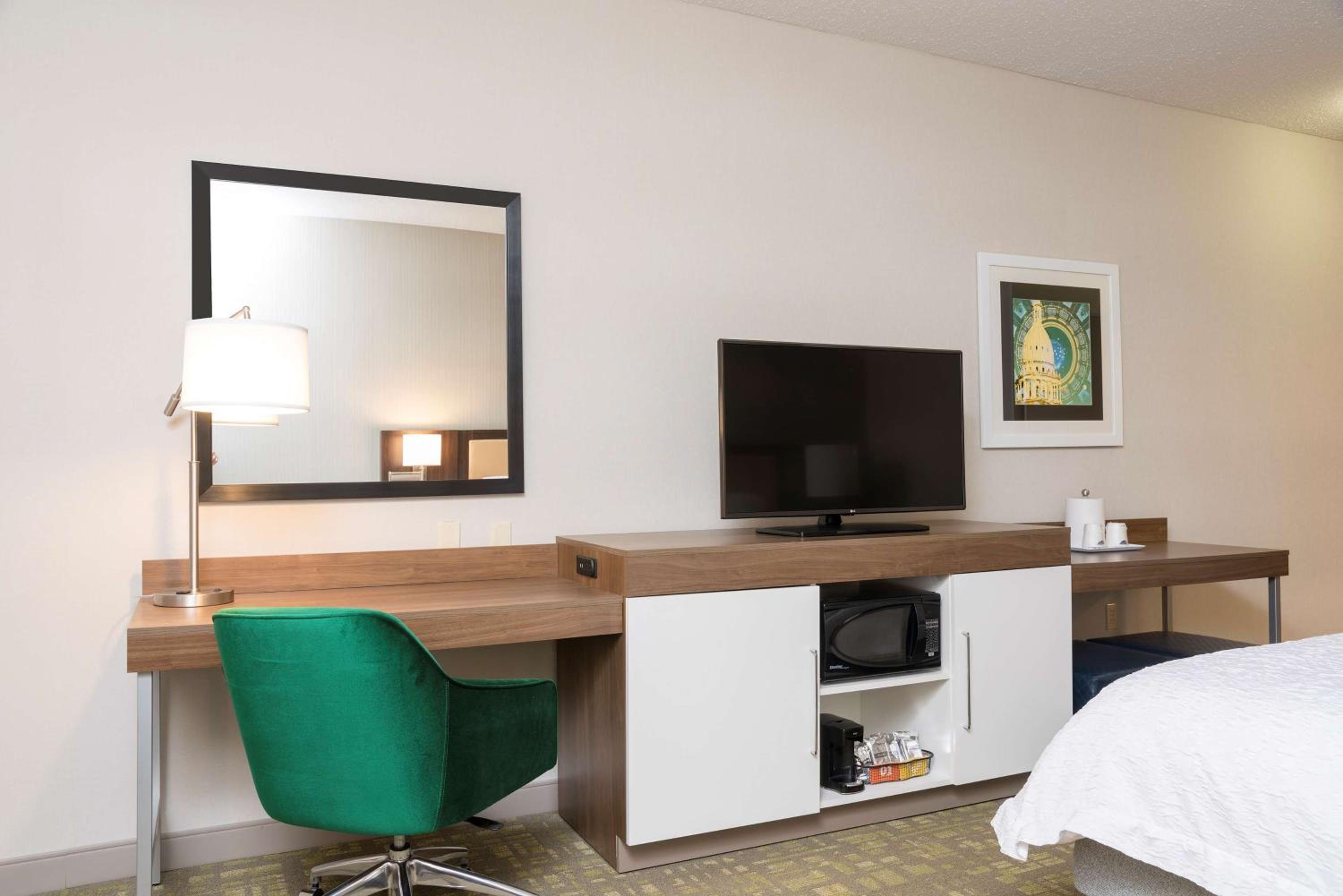King Room with King Bed - Non-Smoking - Photo 3