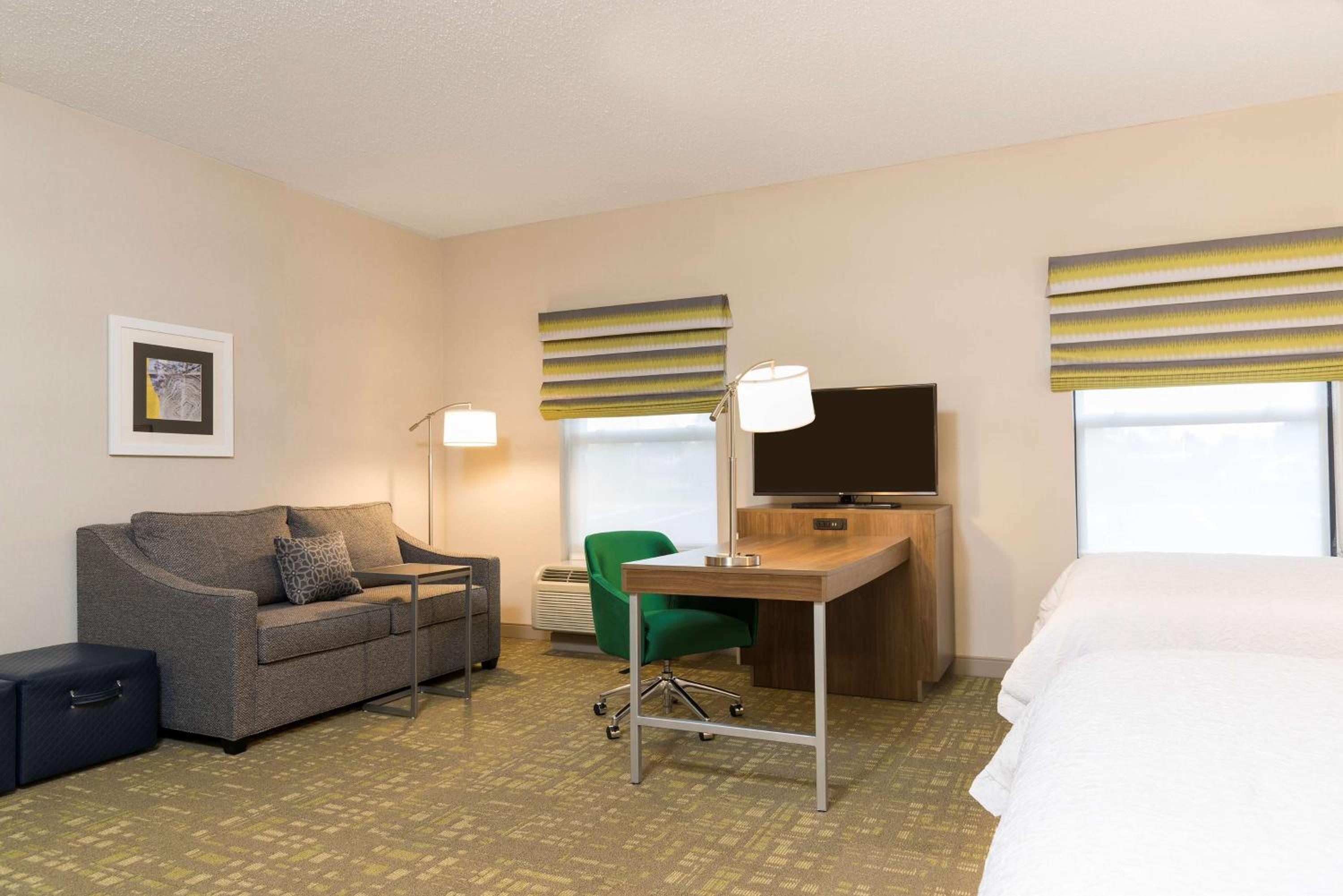 Queen Studio Suite with Two Queen Beds - Non-Smoking - Photo 5