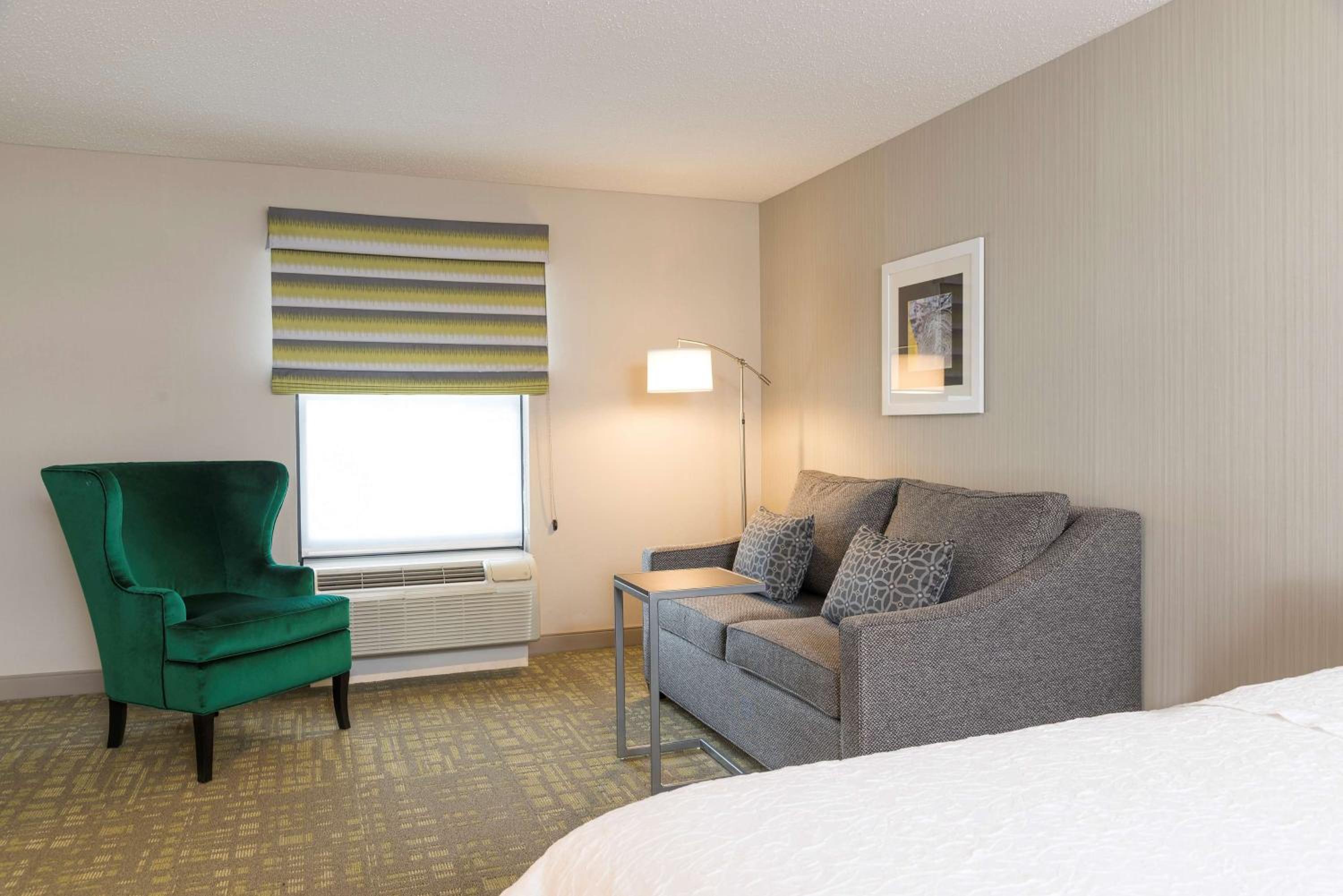 Queen Room with Two Queen Beds and Sofa Bed - Non-Smoking - Photo 4