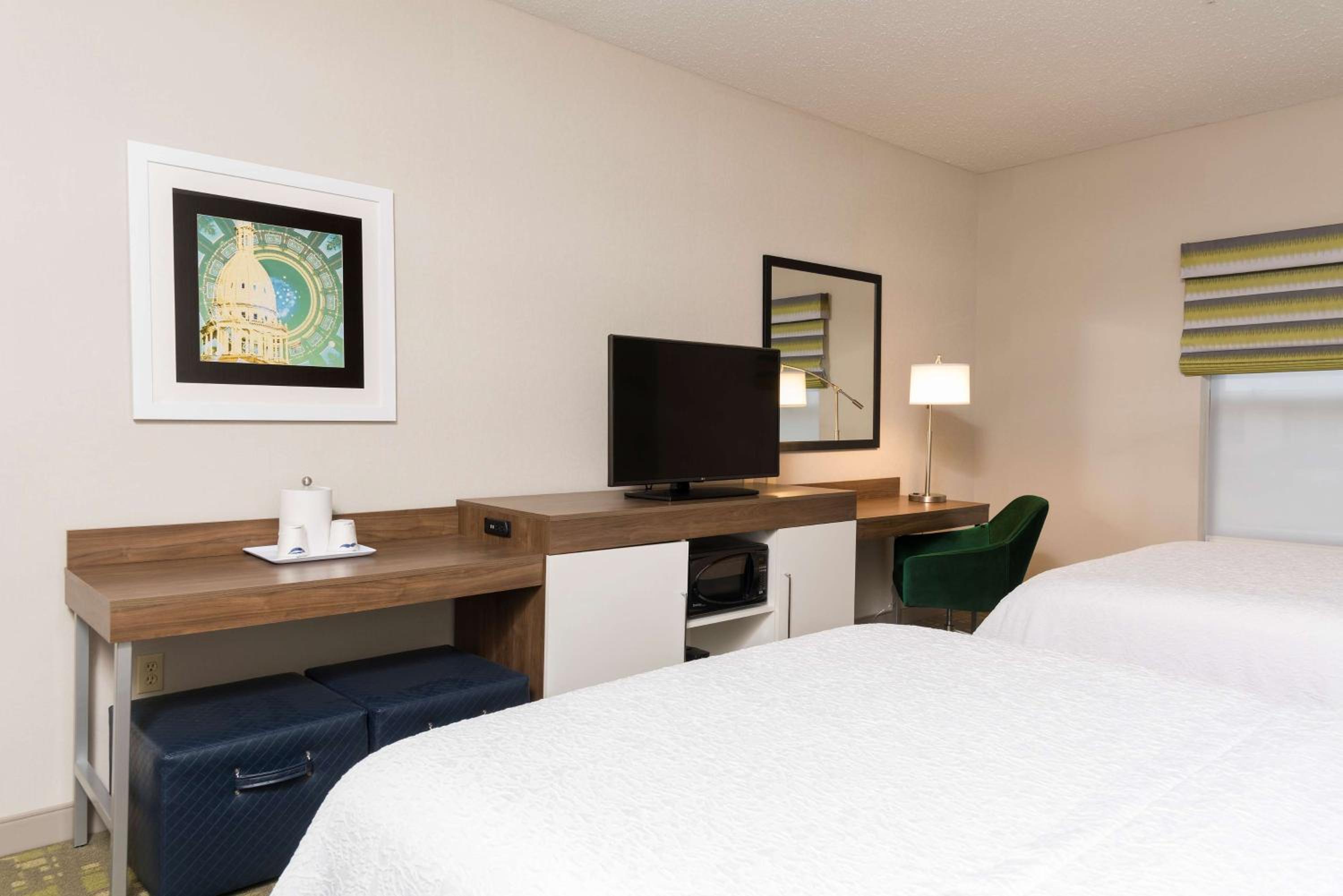 Room with Two Queen Beds - Non-Smoking - Photo 2