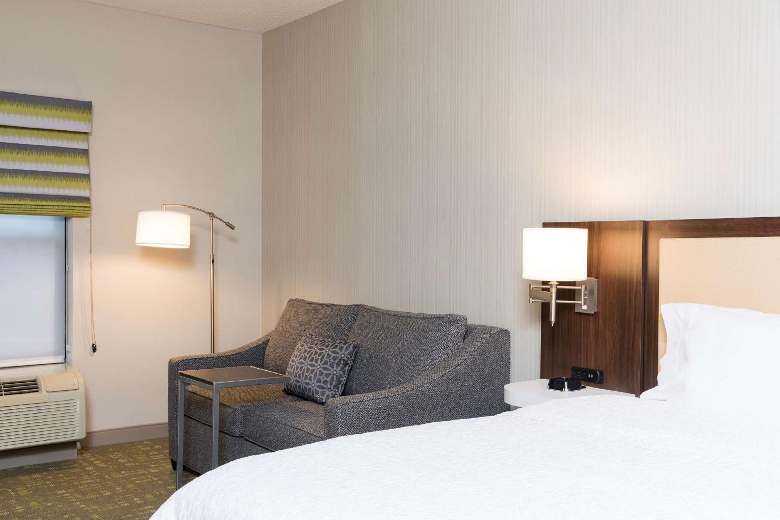 King Room with Sofa Bed and Study - Non-Smoking - Photo 3