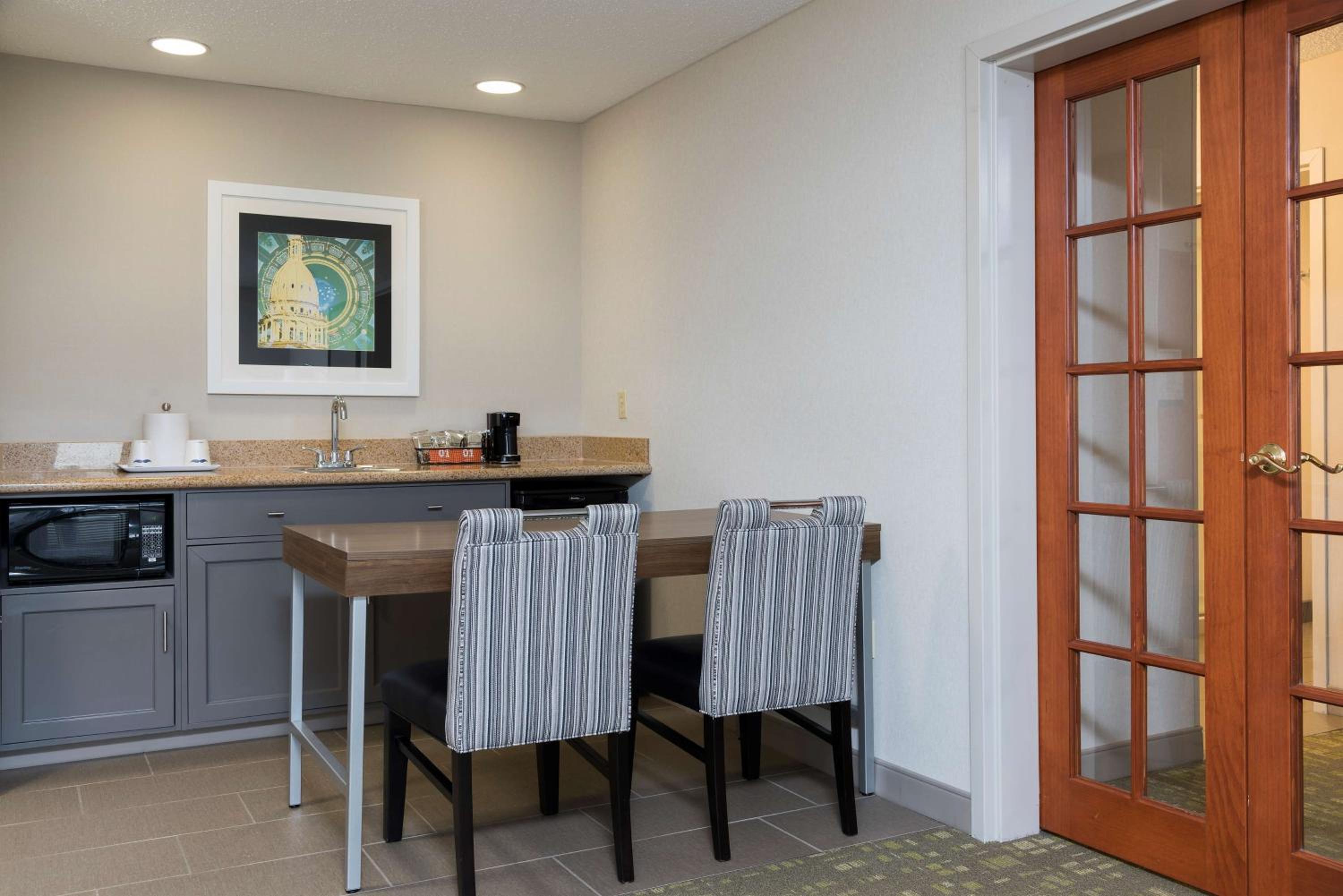 One-Bedroom King Suite - Non-Smoking - Photo 2
