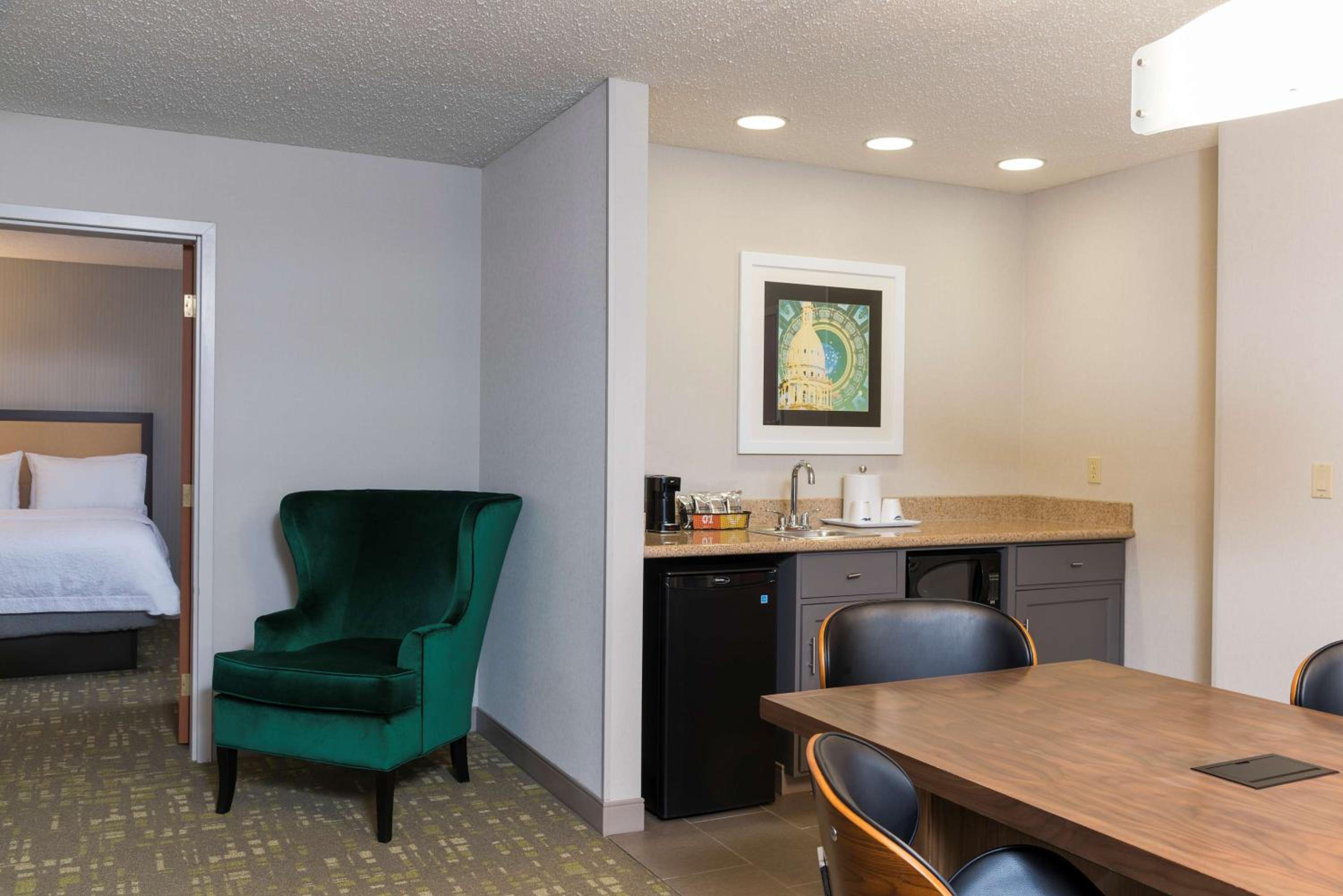 One-Bedroom Suite with Two Queen Beds - Non-Smoking - Photo 6