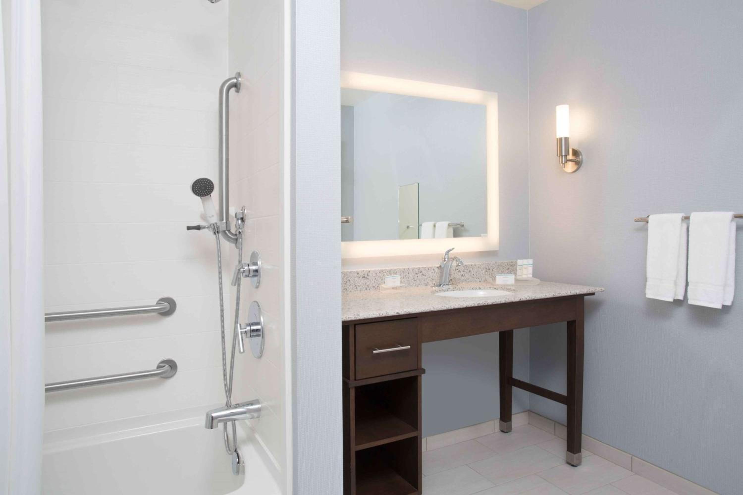 Queen Suite with Two Queen Beds - Hearing Access/Non-Smoking