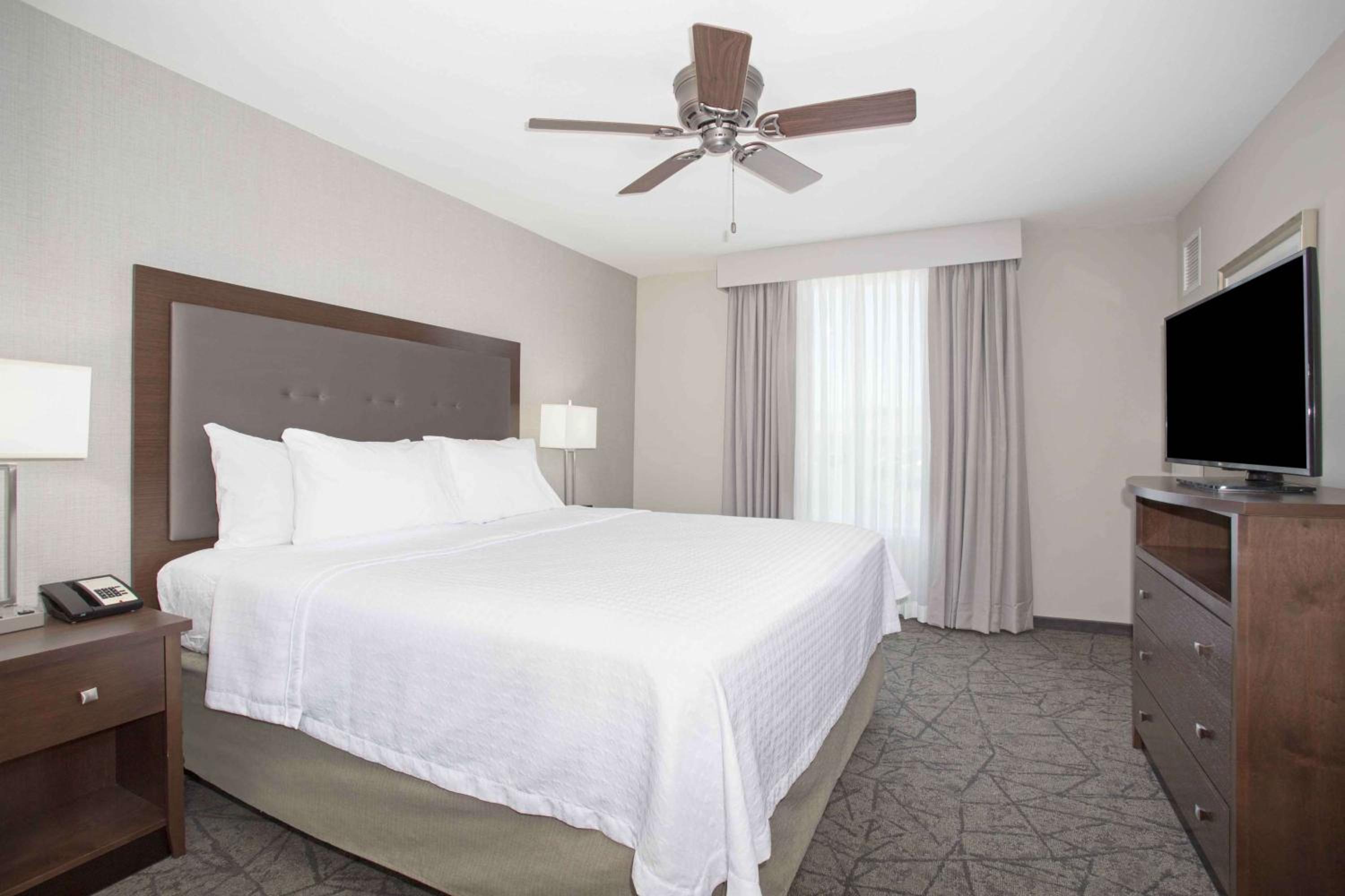 One-Bedroom King Suite - Non-Smoking thumbnail 6