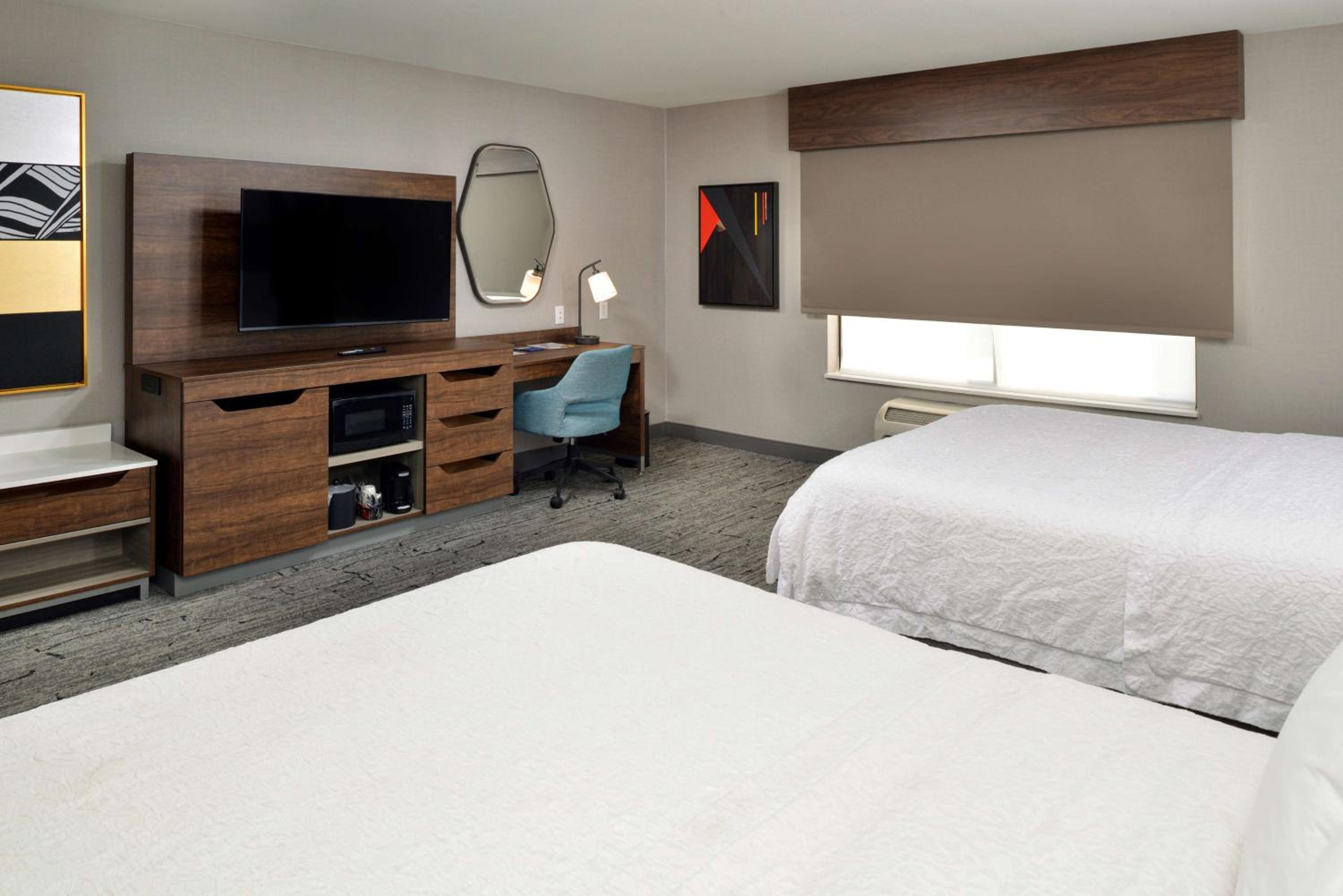 Room with Two Queen Beds - Non-Smoking - Photo 2