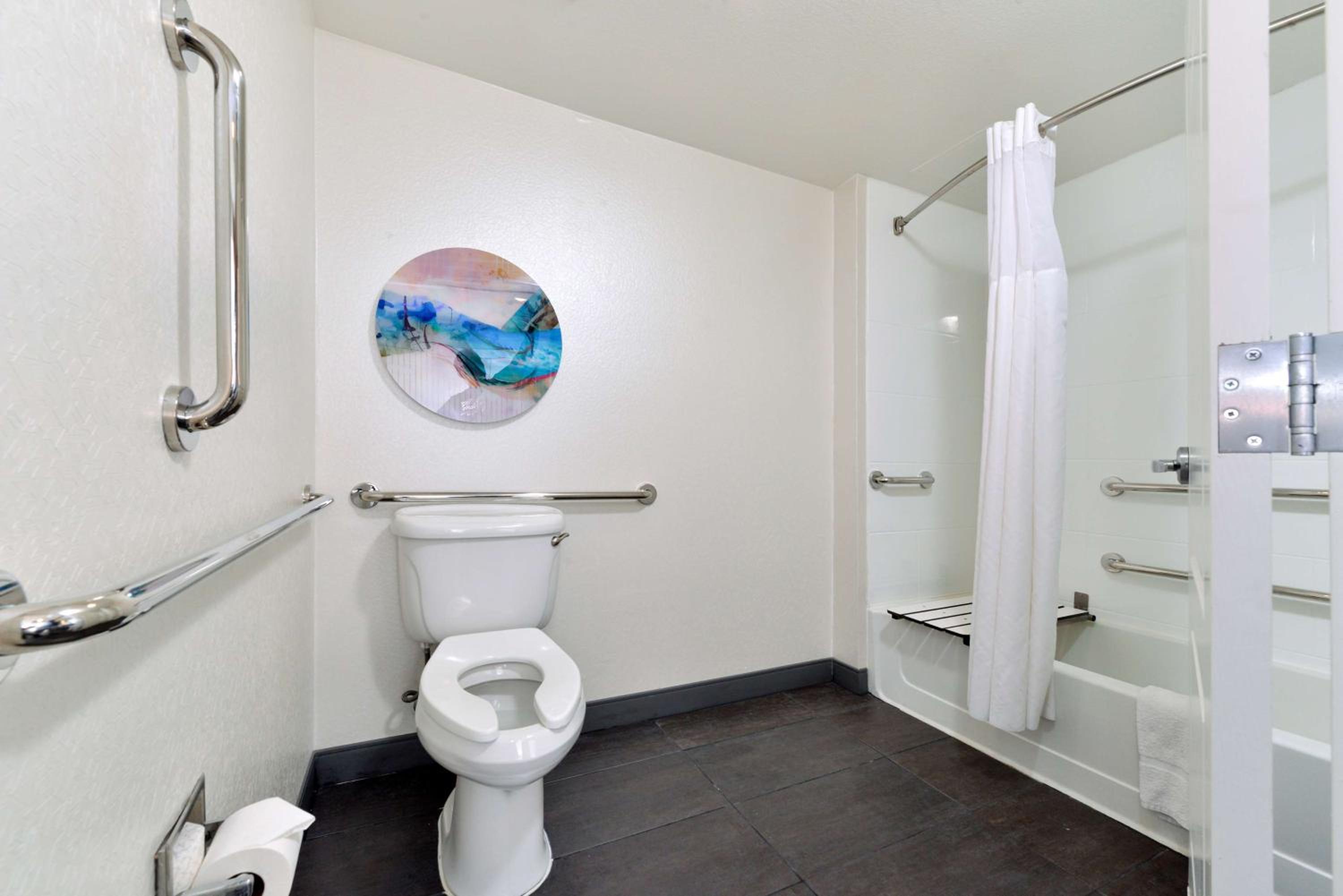 Queen Room with Two Queen Beds - Mobility and Hearing Access/Non-Smoking - Photo 3