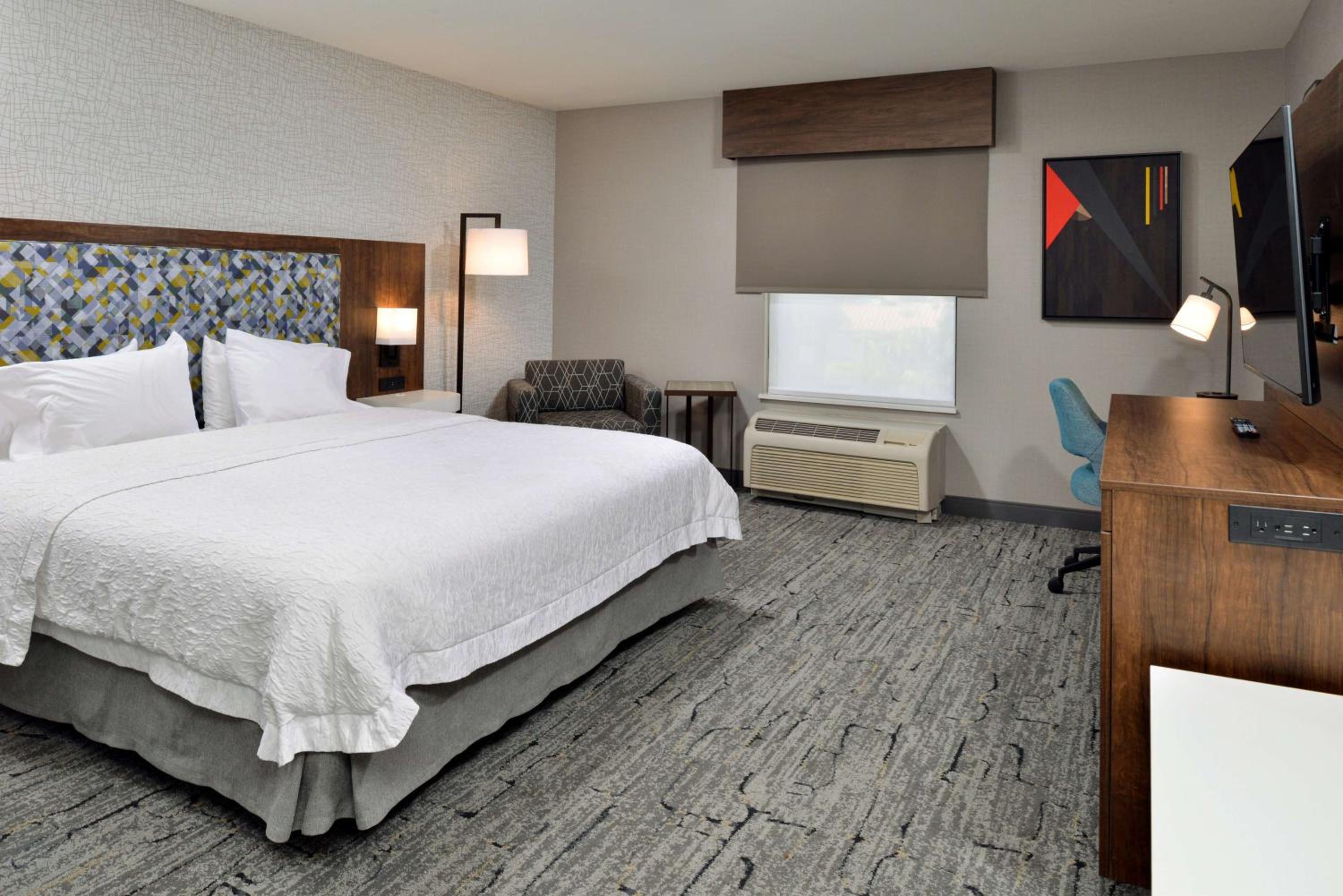 King Room with King Bed - Non-Smoking - Photo 3