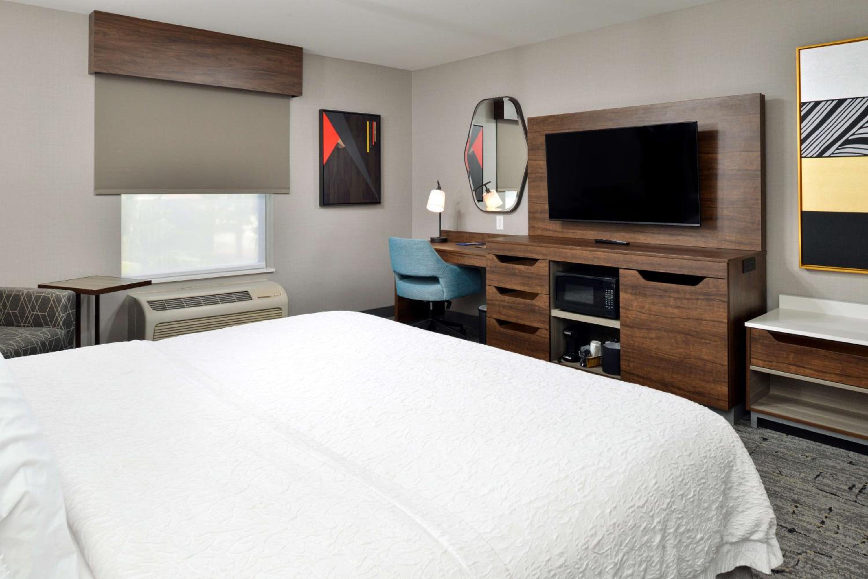 King Room with Accessible Tub - Mobility and Hearing Access/Non-Smoking - Photo 2