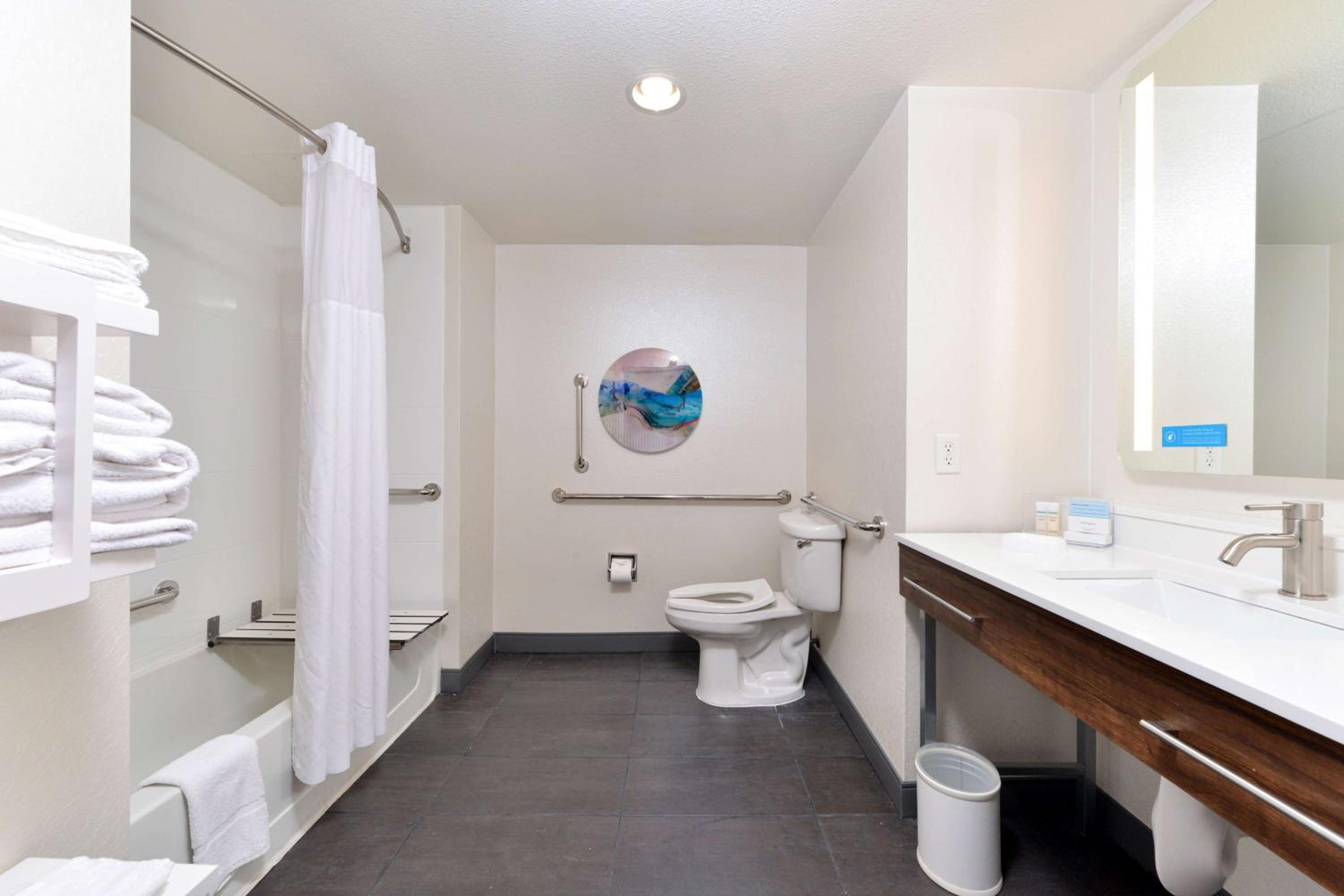 King Room with Accessible Tub - Mobility and Hearing Access/Non-Smoking - Photo 4