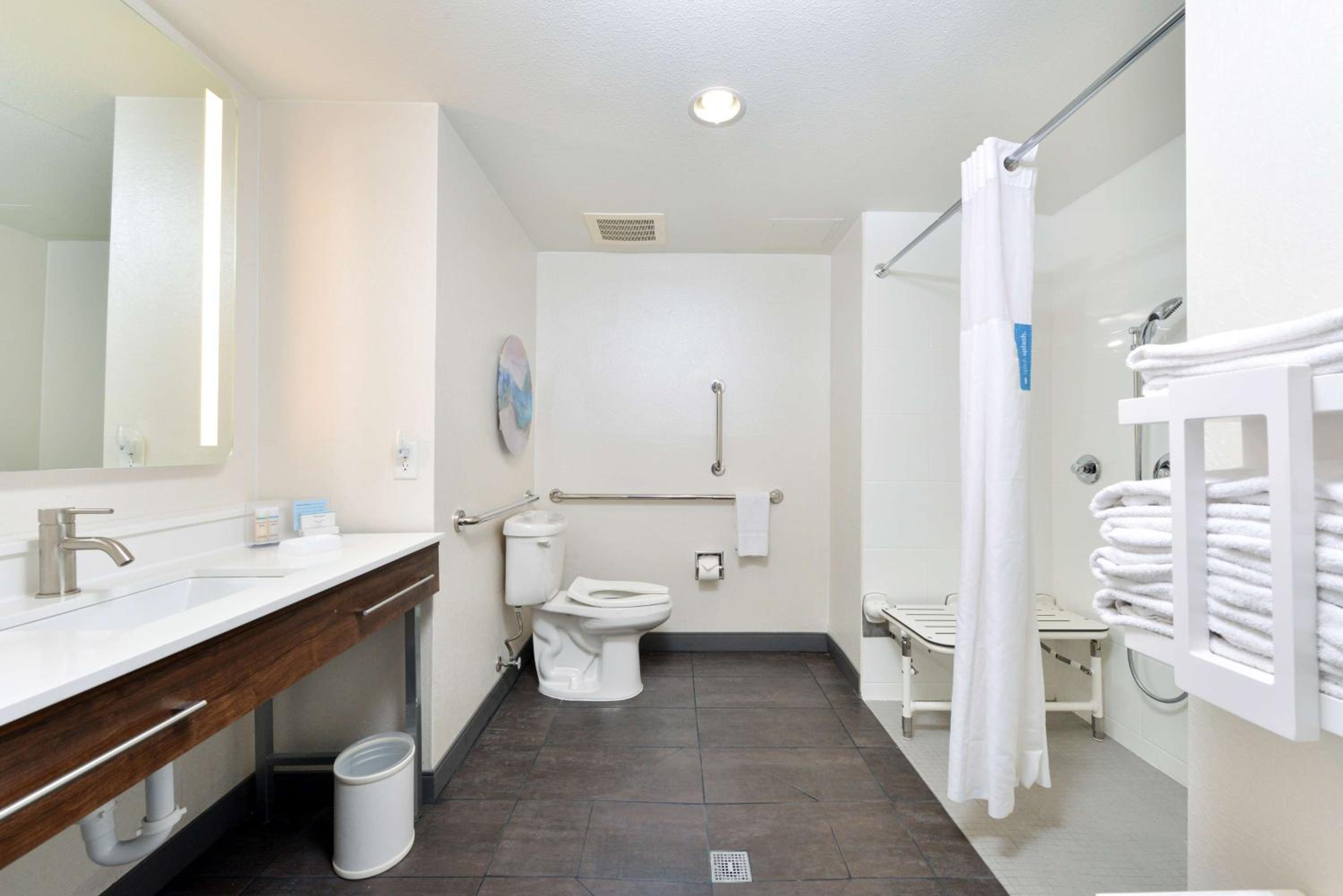 King Studio - Mobility and Hearing Access/Non-Smoking - Photo 3