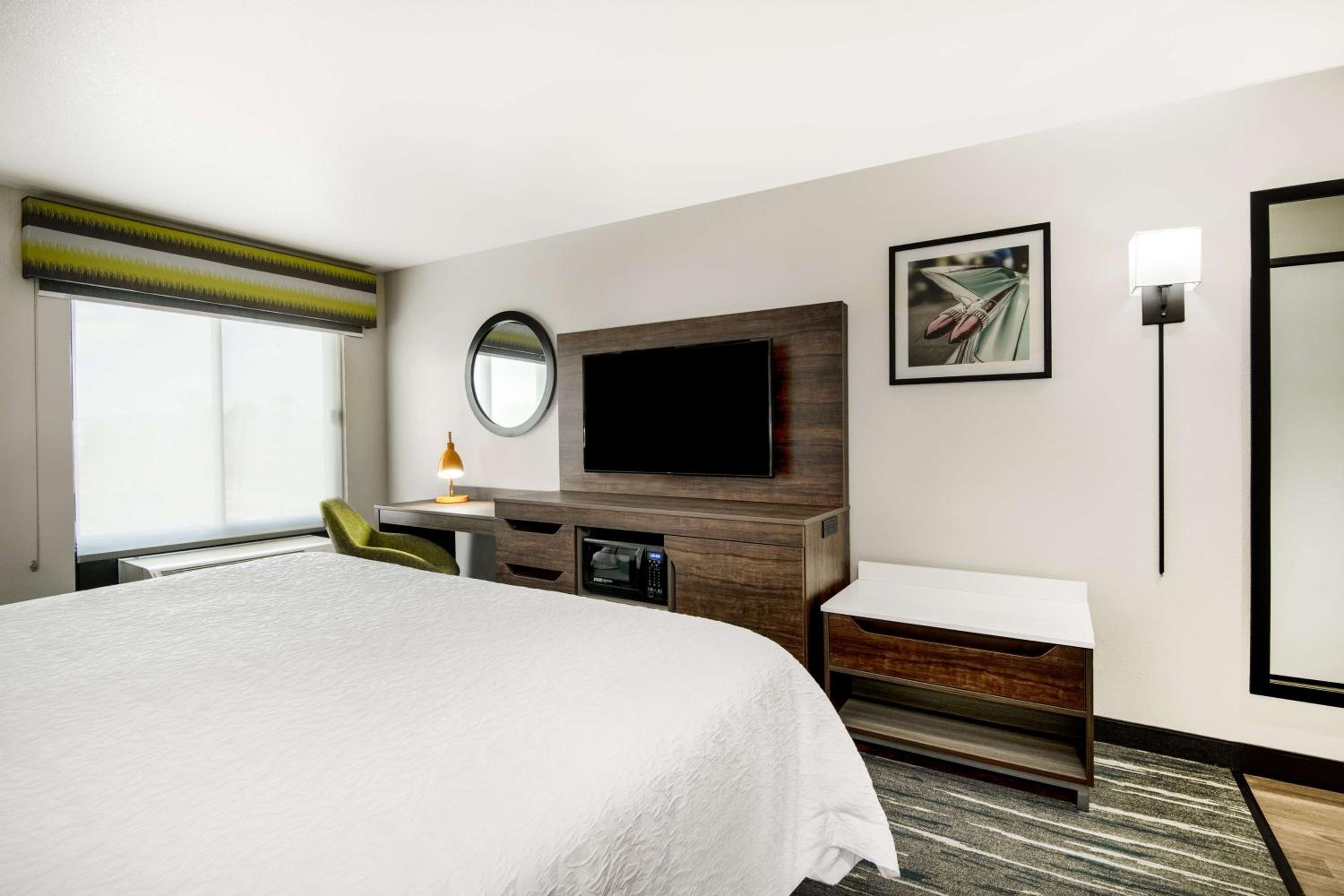 King Room with King Bed - Non-Smoking - Photo 1