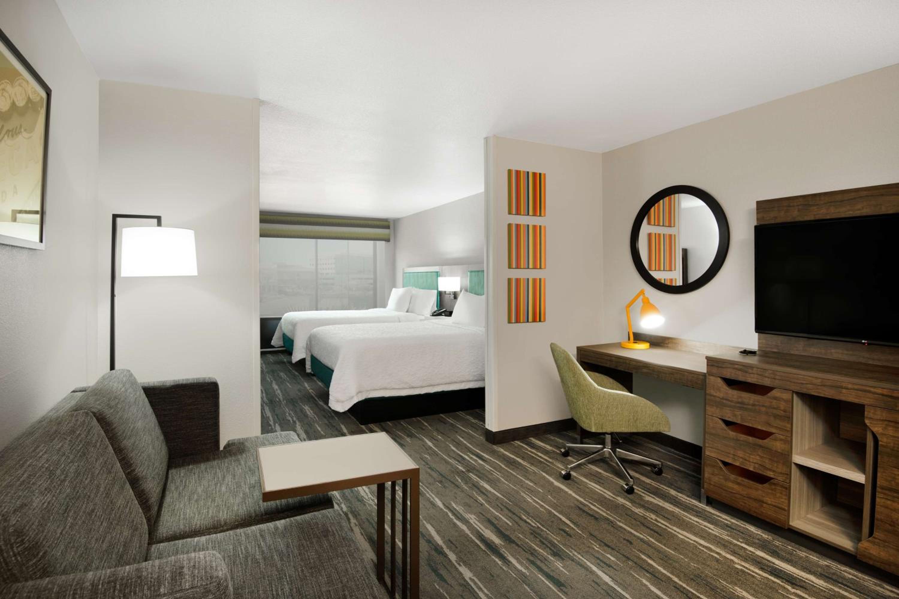 One-Bedroom Queen Suite - Non-Smoking - Photo 1