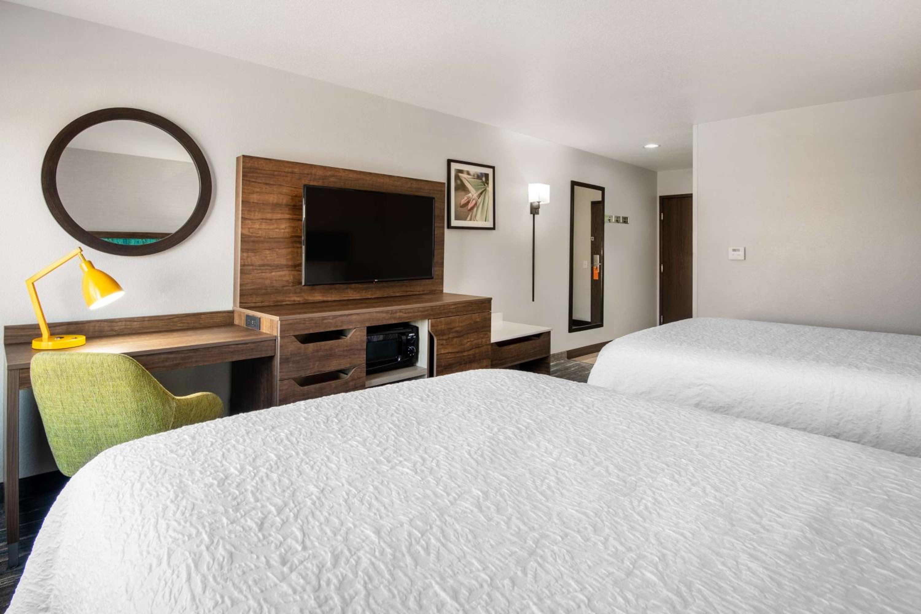 Room with Two Queen Beds - Non-Smoking - Photo 2