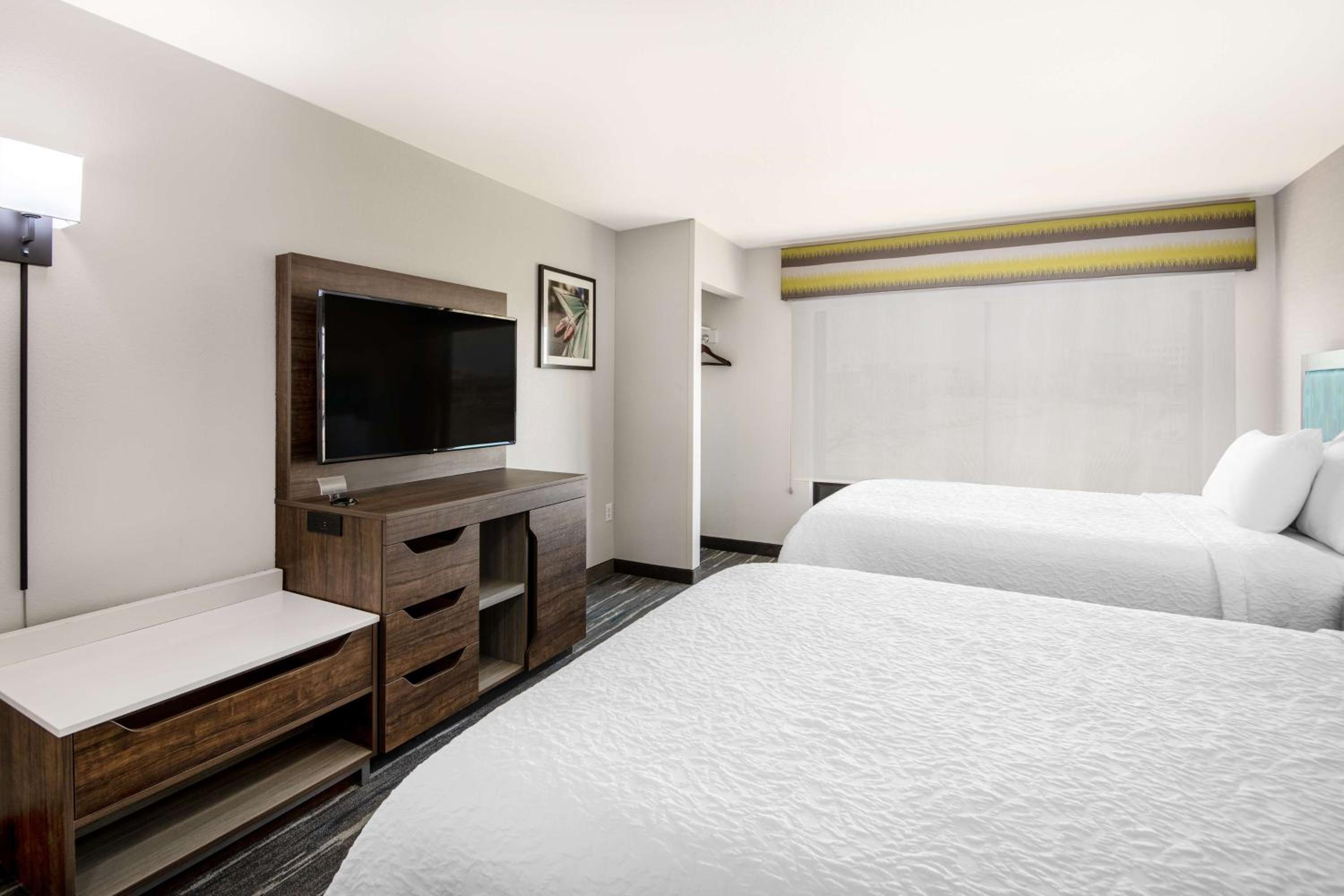 One-Bedroom Queen Suite - Non-Smoking - Photo 3