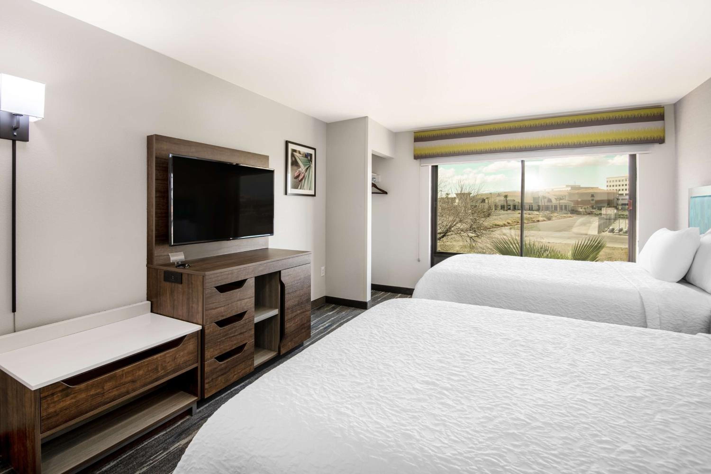 One-Bedroom Queen Suite - Non-Smoking - Photo 5