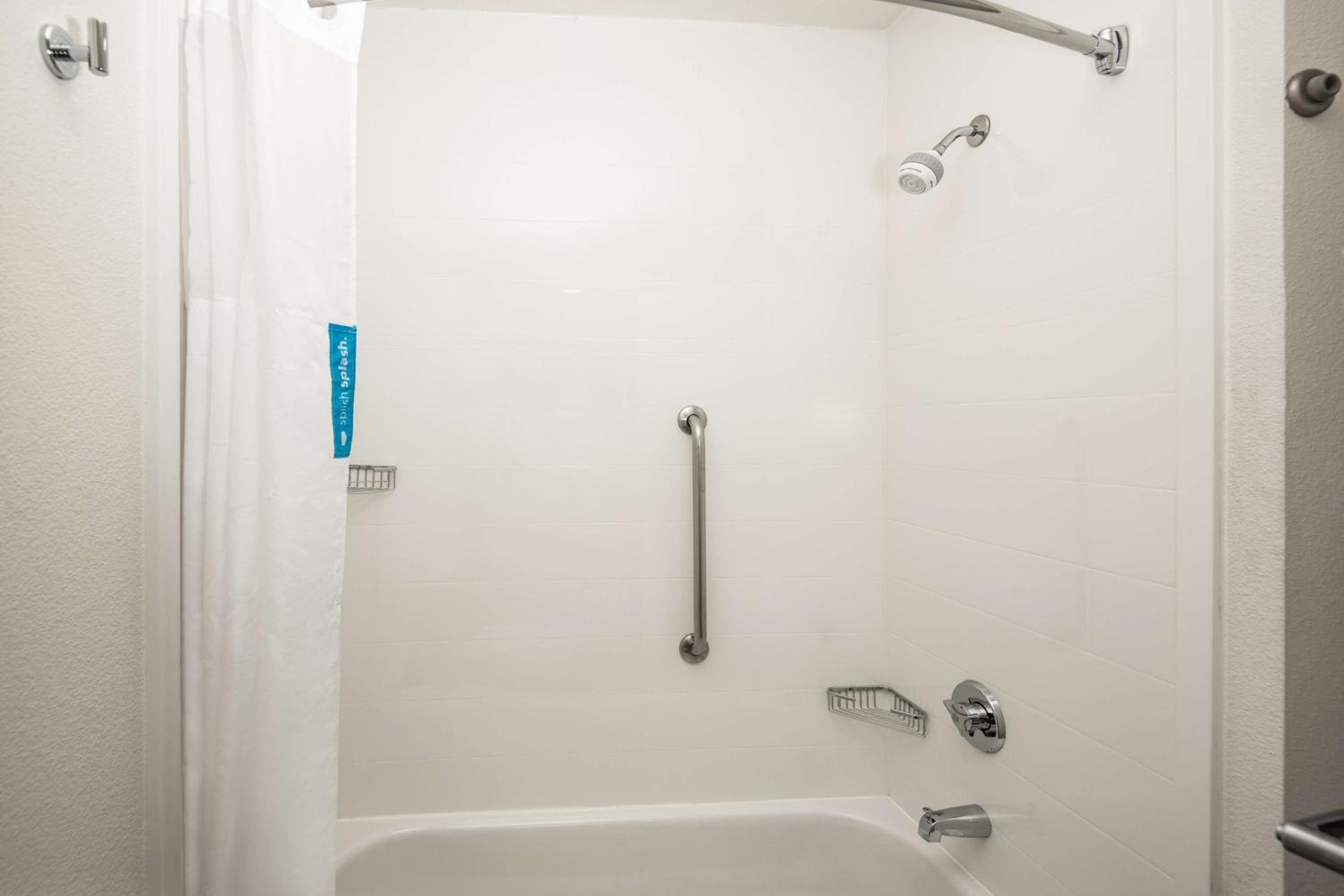 Studio with Two Queen Beds and Roll-In Shower - Mobility Access/Non-Smoking - Photo 2