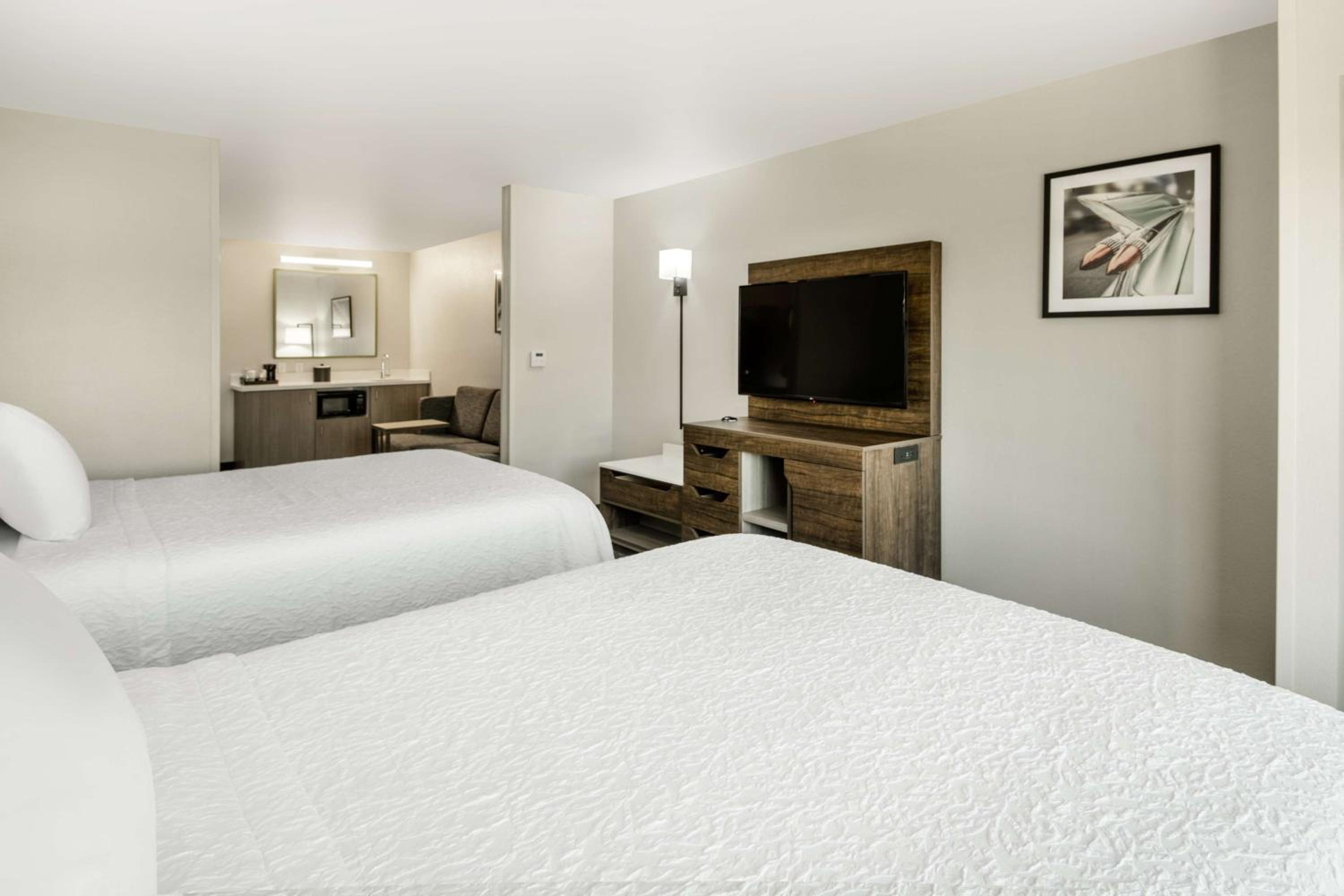 One-Bedroom Queen Suite - Non-Smoking - Photo 6