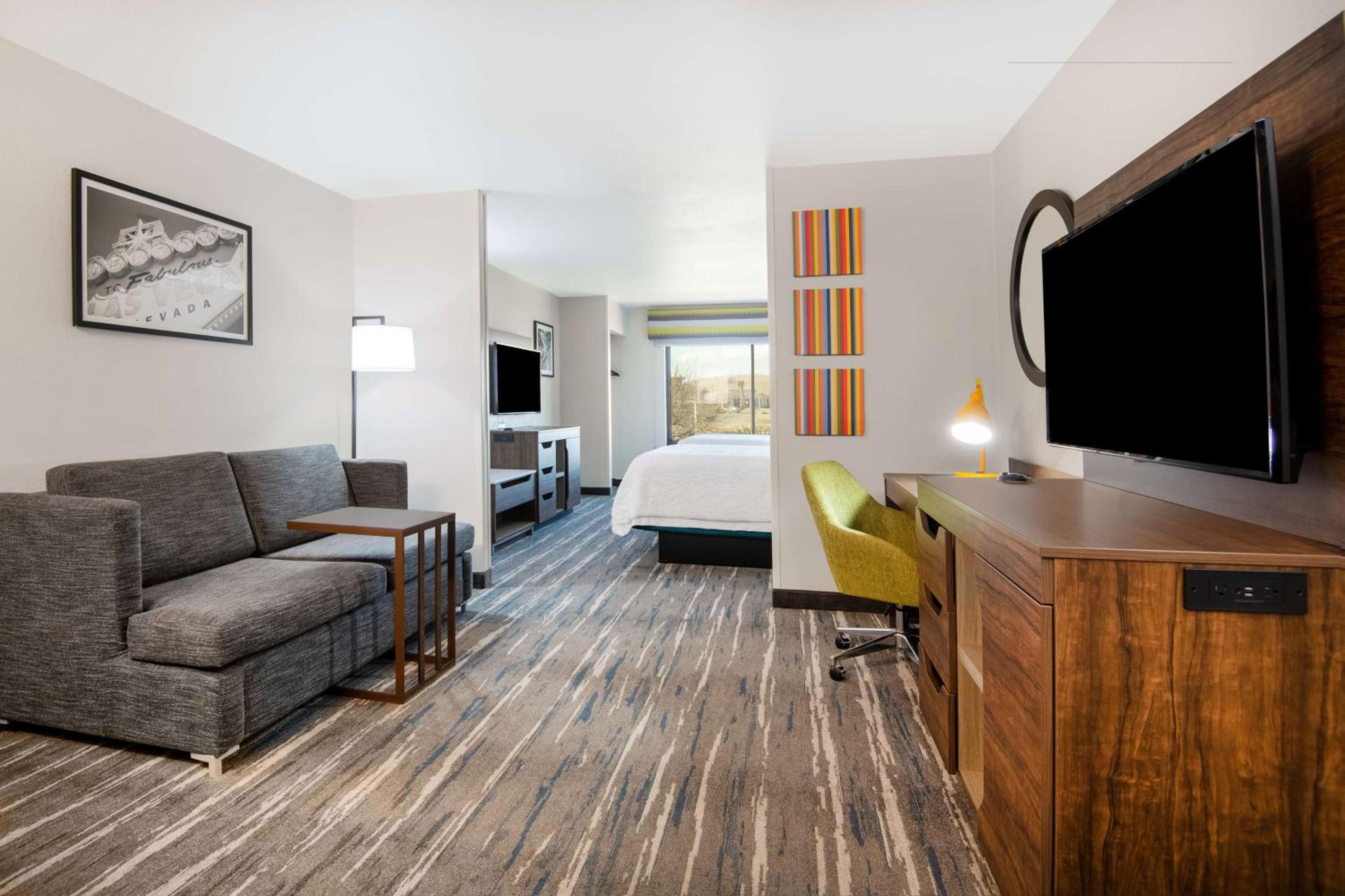 One-Bedroom Queen Suite - Non-Smoking - Photo 7