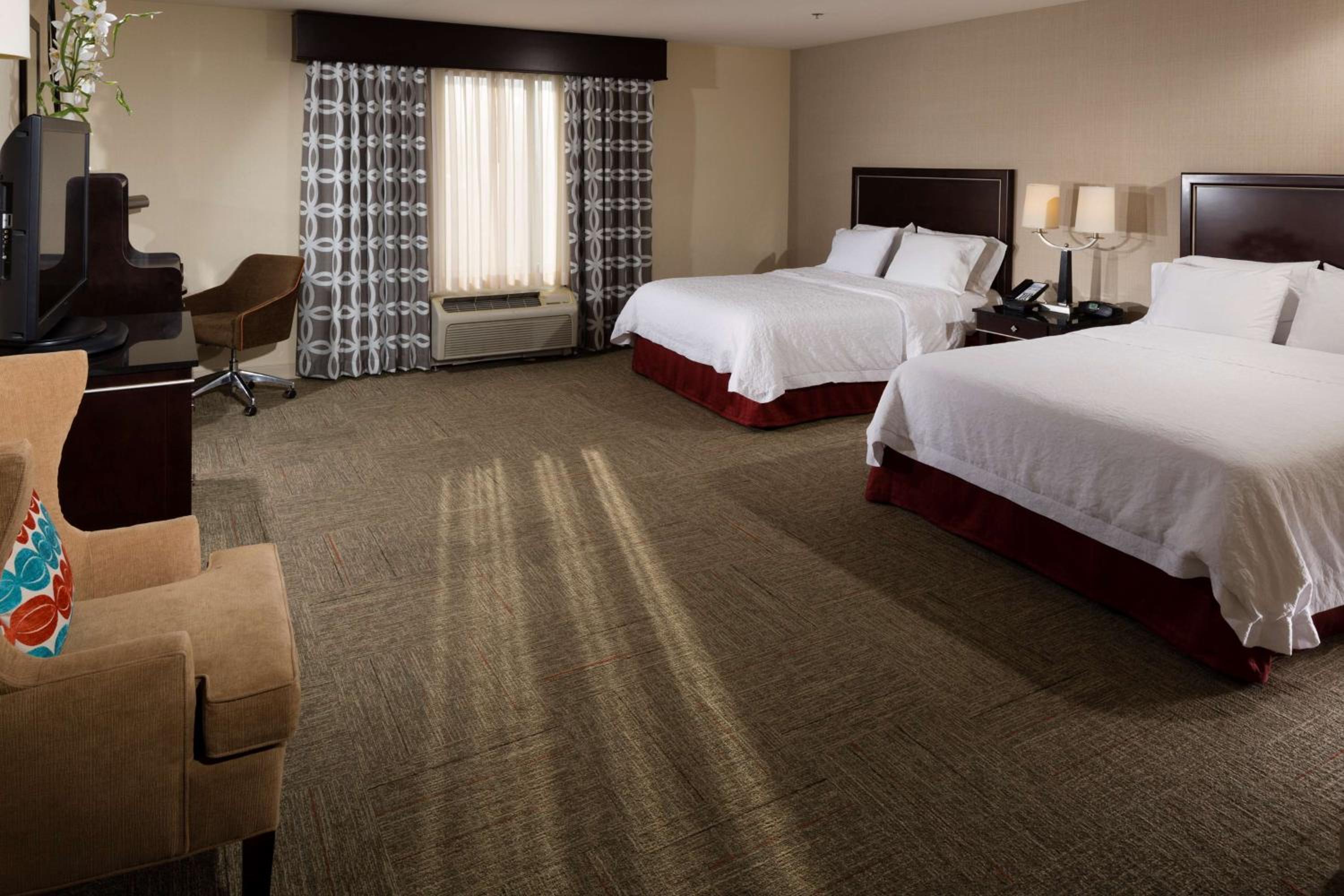Queen Room with Two Queen Beds - Mobility Access/Non-Smoking - Photo 2
