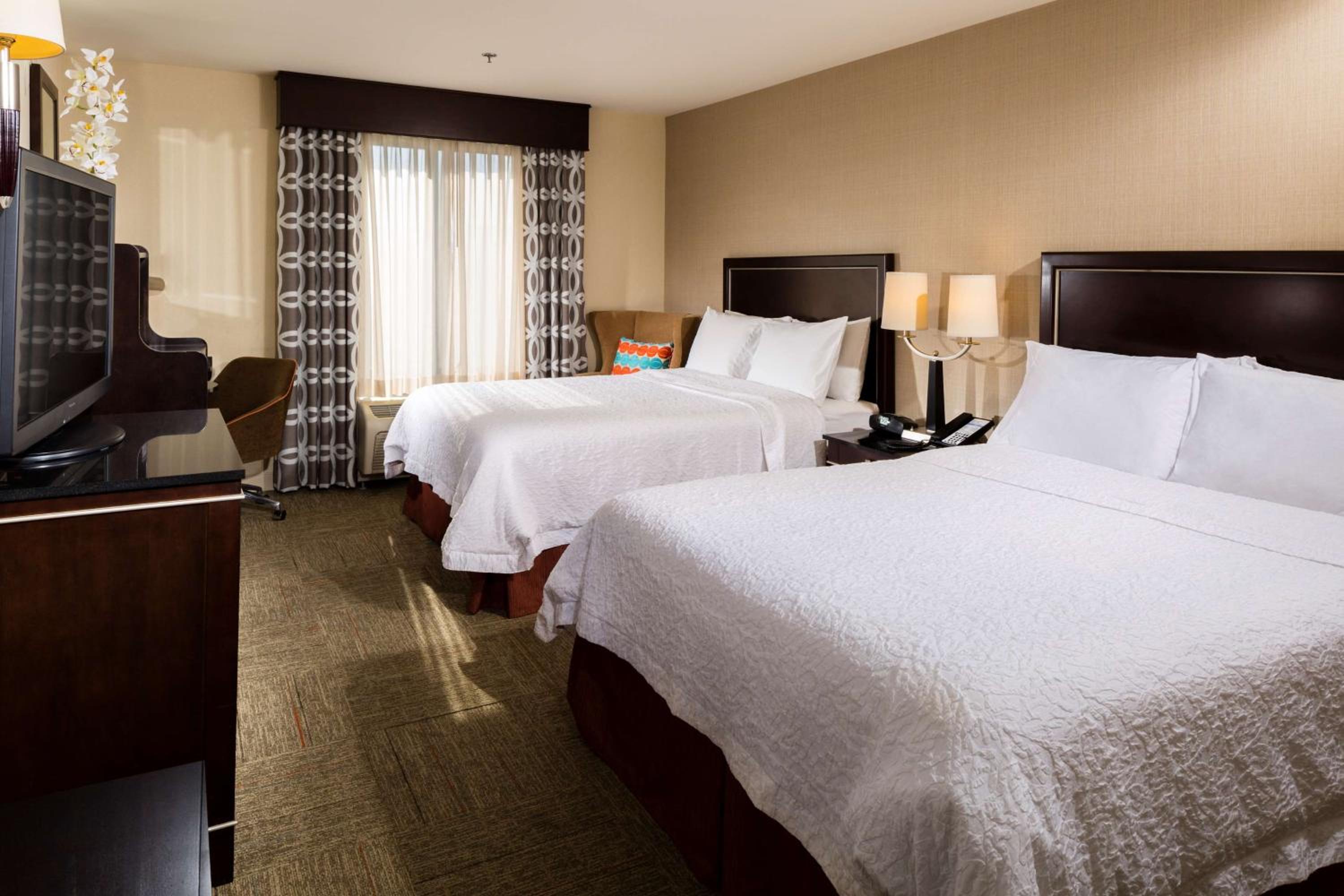 Queen Room with Two Queen Beds - Non-Smoking - Photo 2