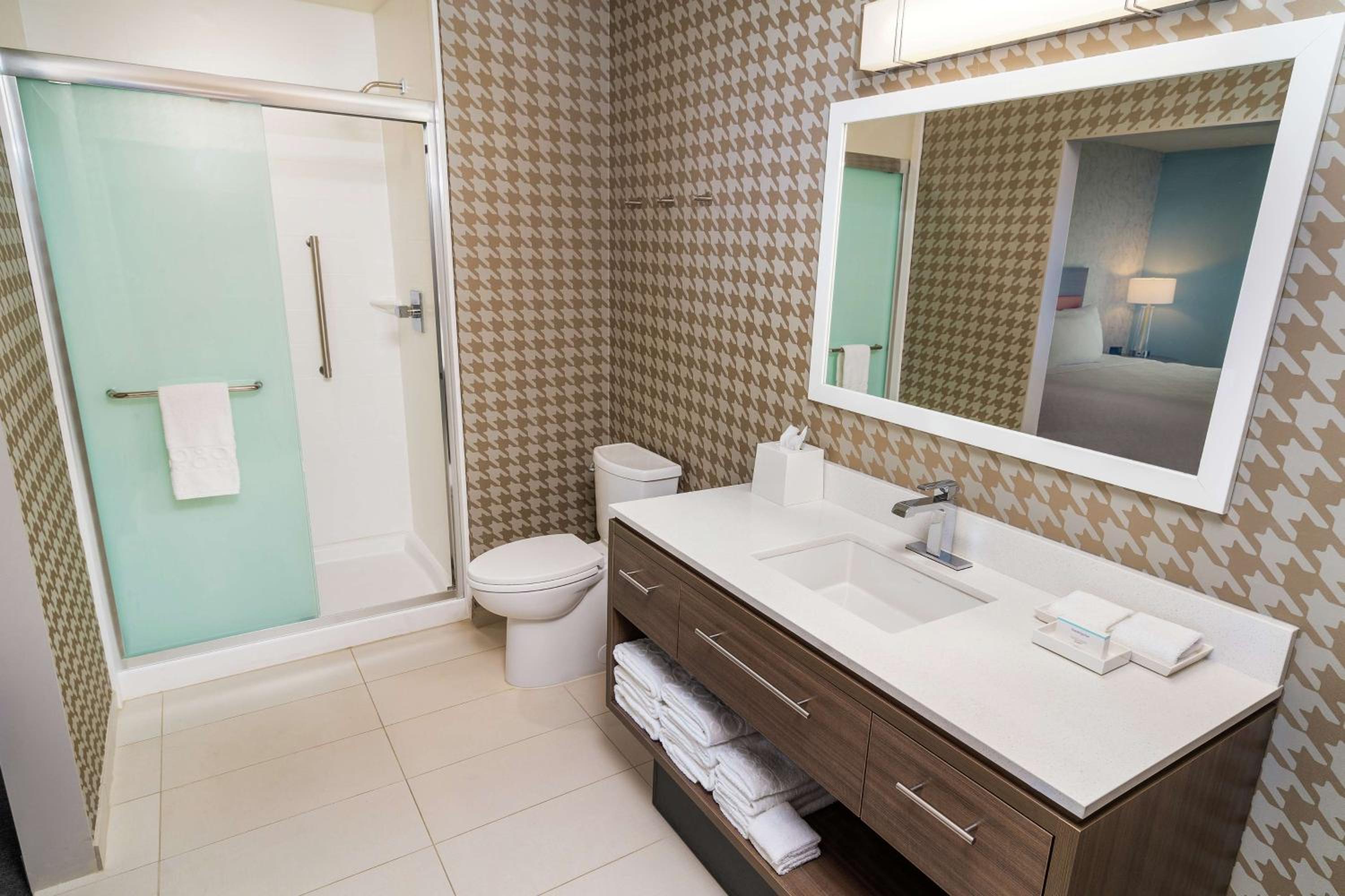 One-Bedroom King Suite - Non-Smoking thumbnail 5