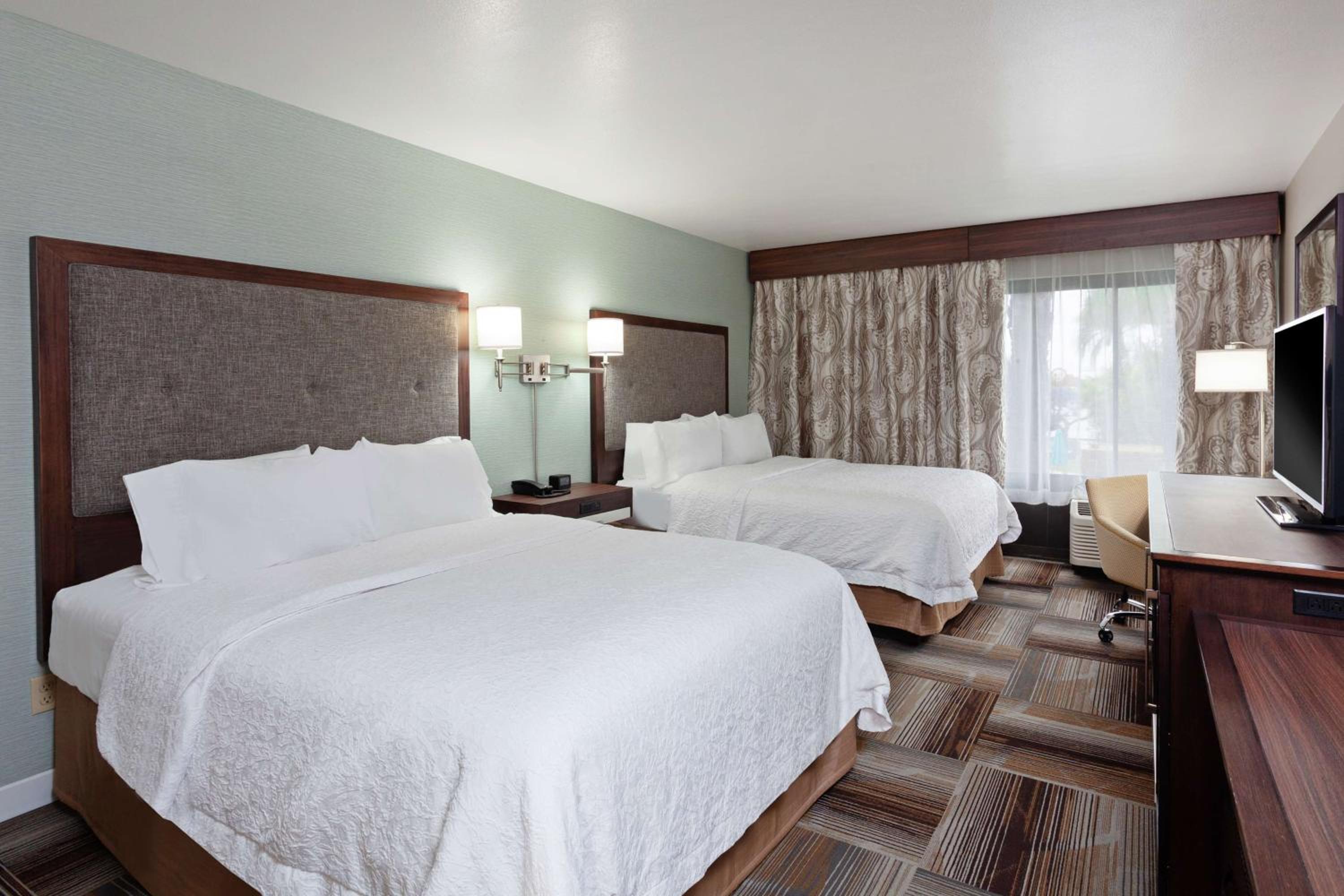 Queen Room with Two Queen Beds - Non-Smoking - Photo 4