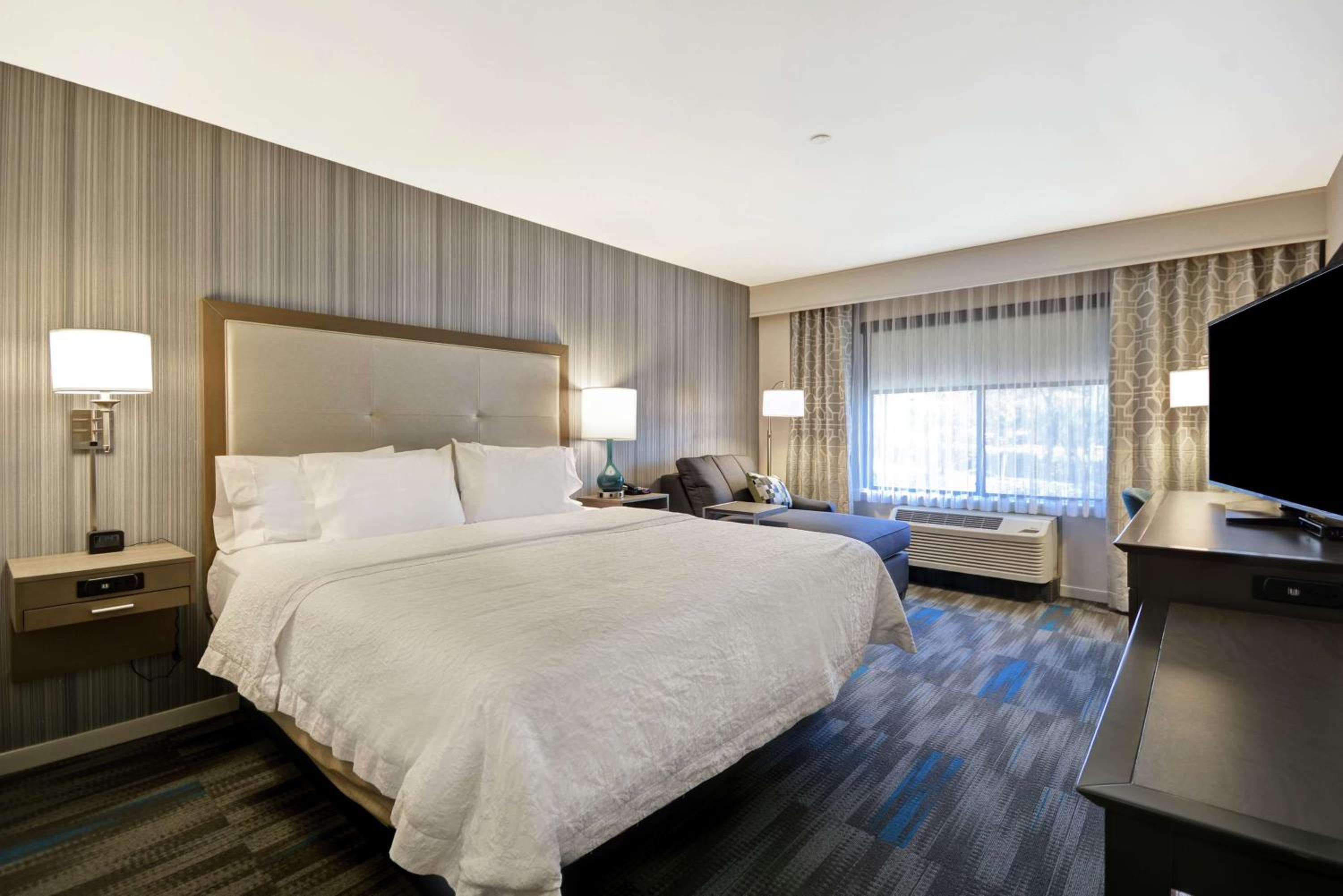 King Room with King Bed - Non-Smoking - Photo 2