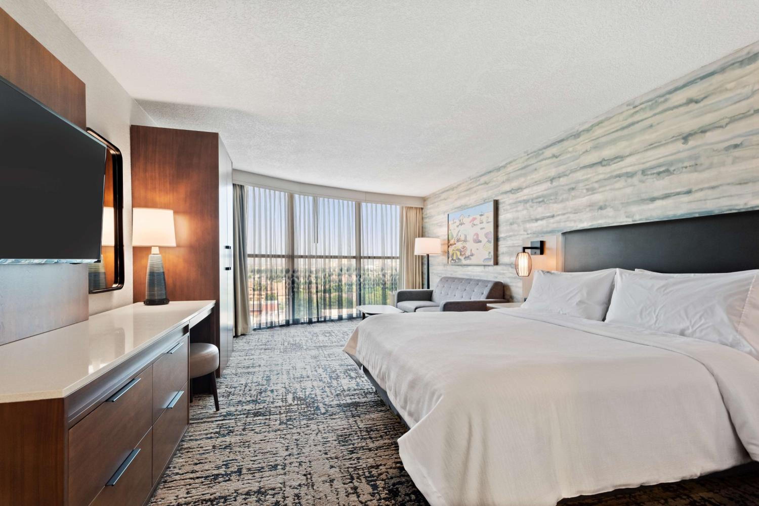 Larger King Suite - Non-Smoking - Photo 5