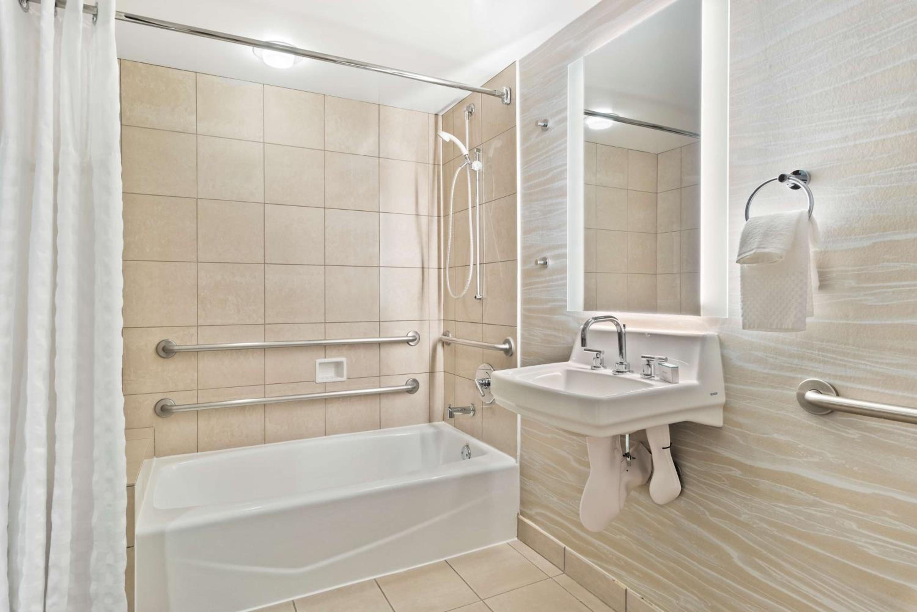 King Room - Mobility Access/Non-Smoking - Photo 7