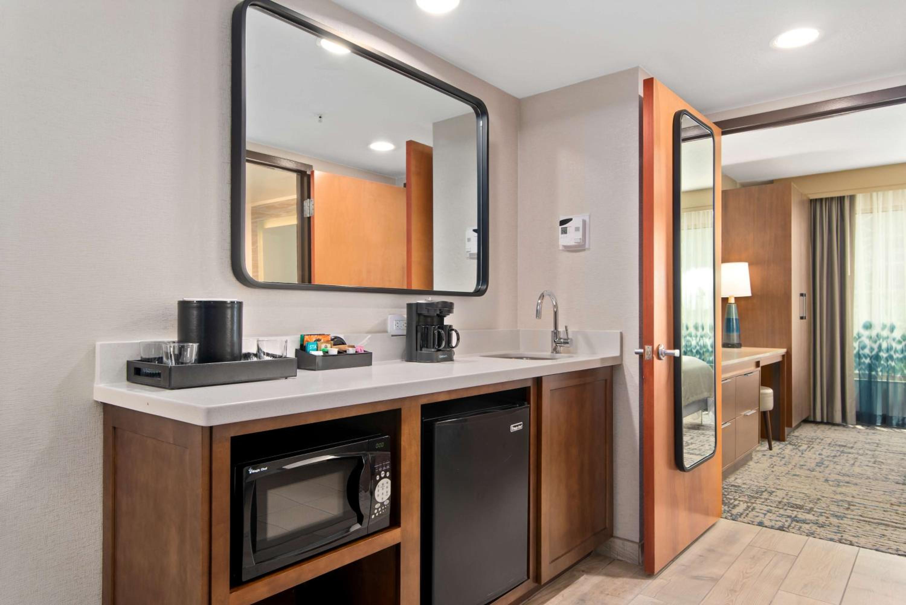 Two-Room King Suite - Non-Smoking - Photo 7