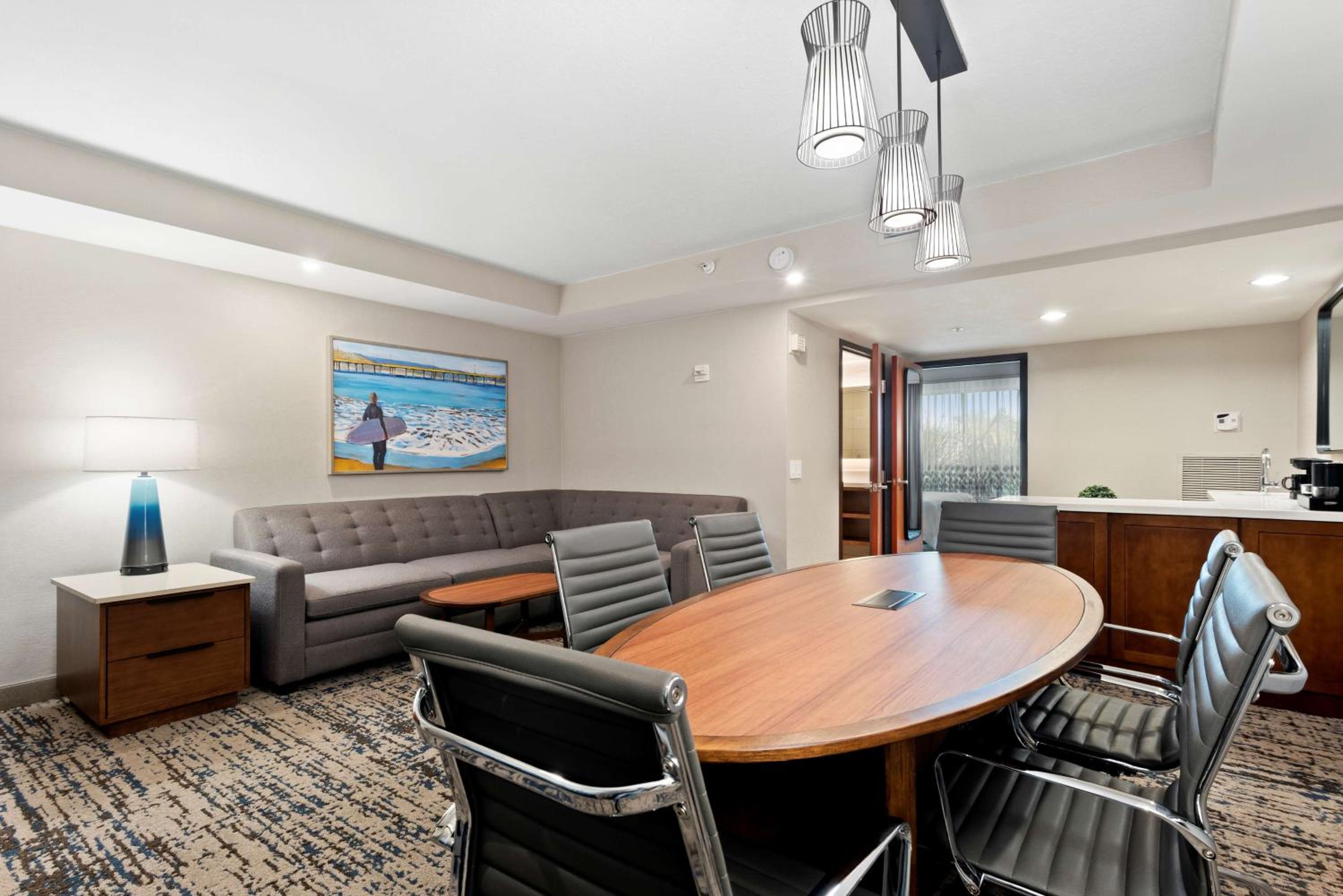 Deluxe King Suite - Non-Smoking - Photo 6