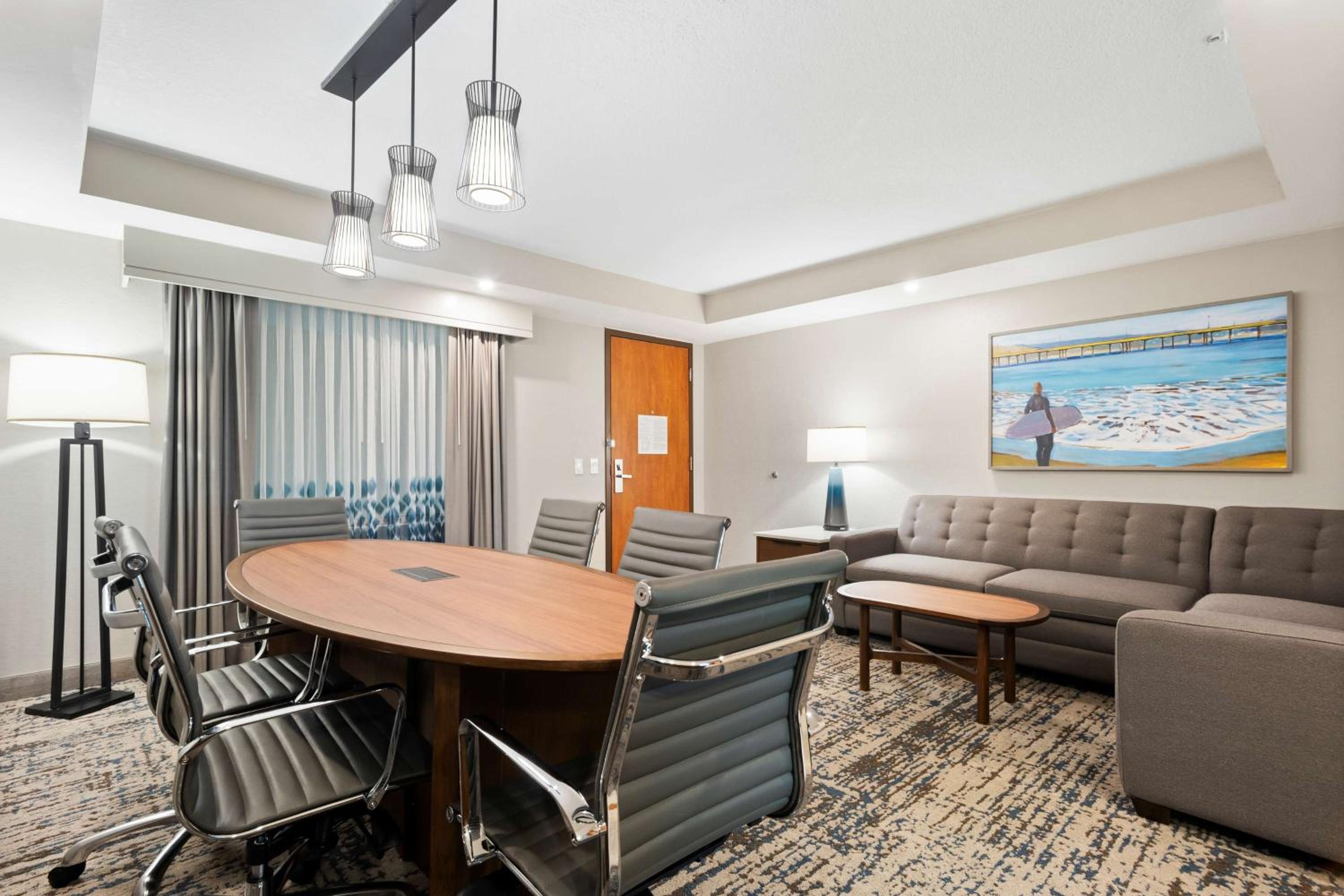 Deluxe King Suite - Non-Smoking - Photo 11