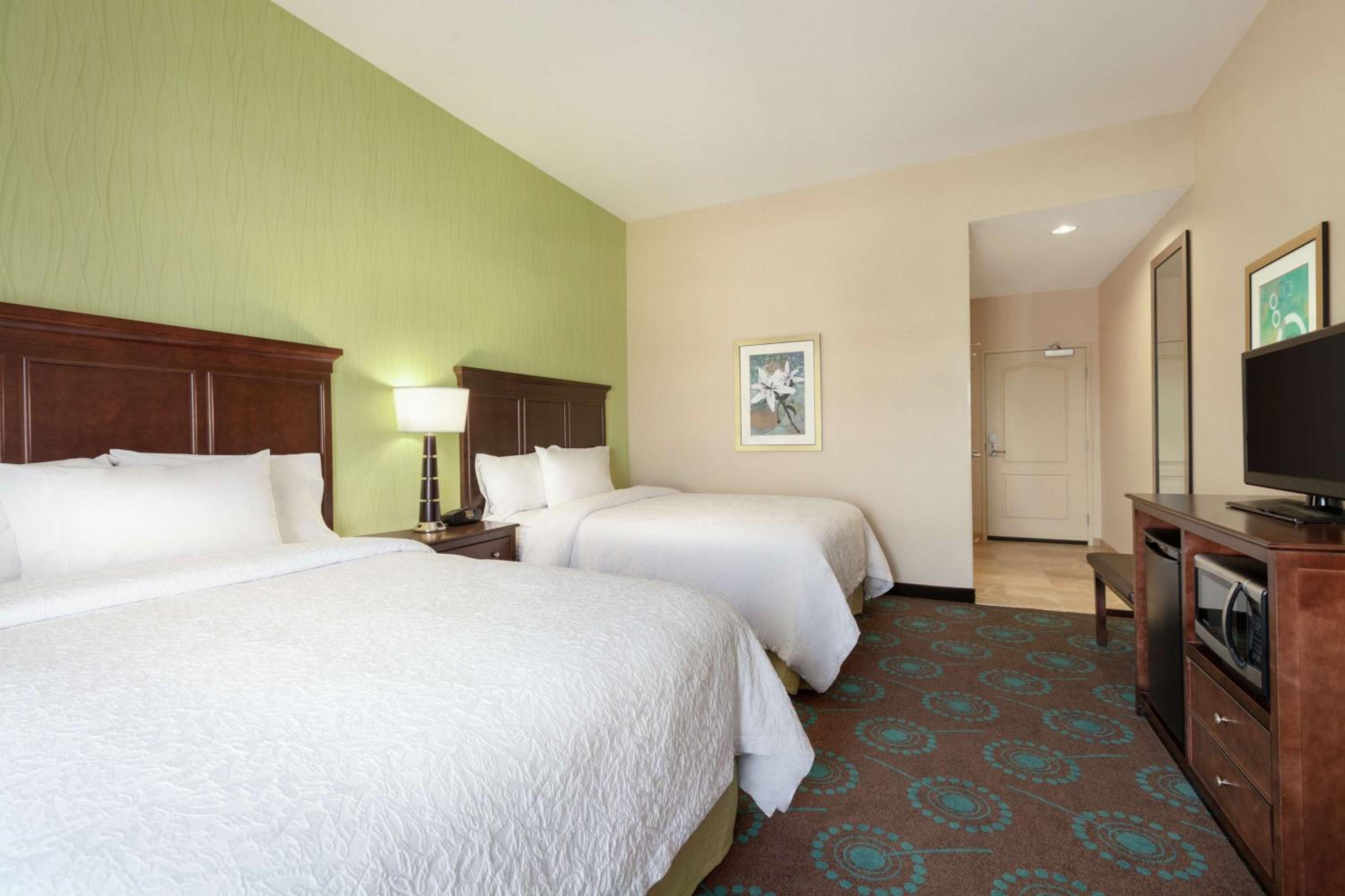 Queen Room with Two Queen Beds (4 Adults) thumbnail 6