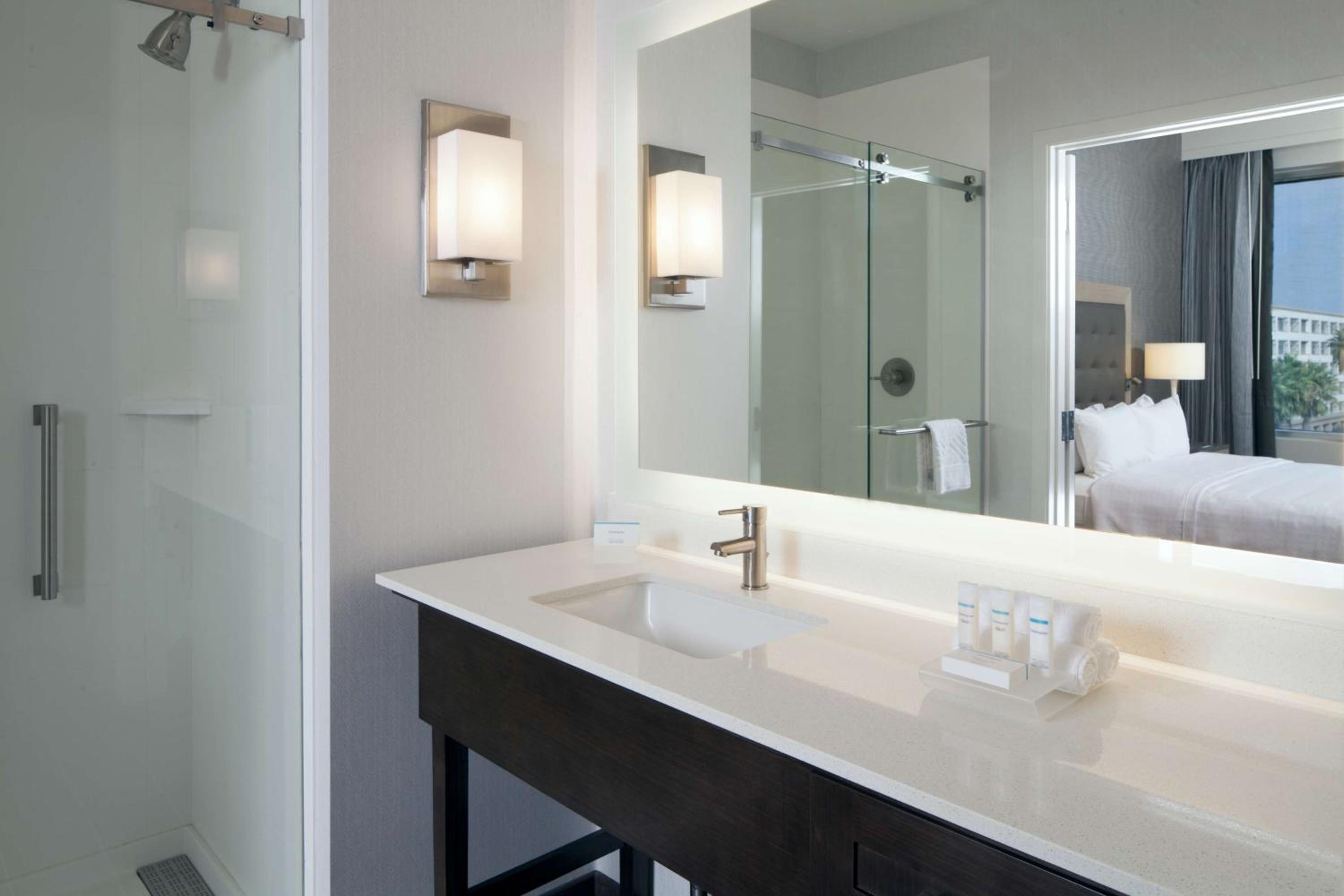 One-Bedroom King Suite - Hearing Access/Non-Smoking