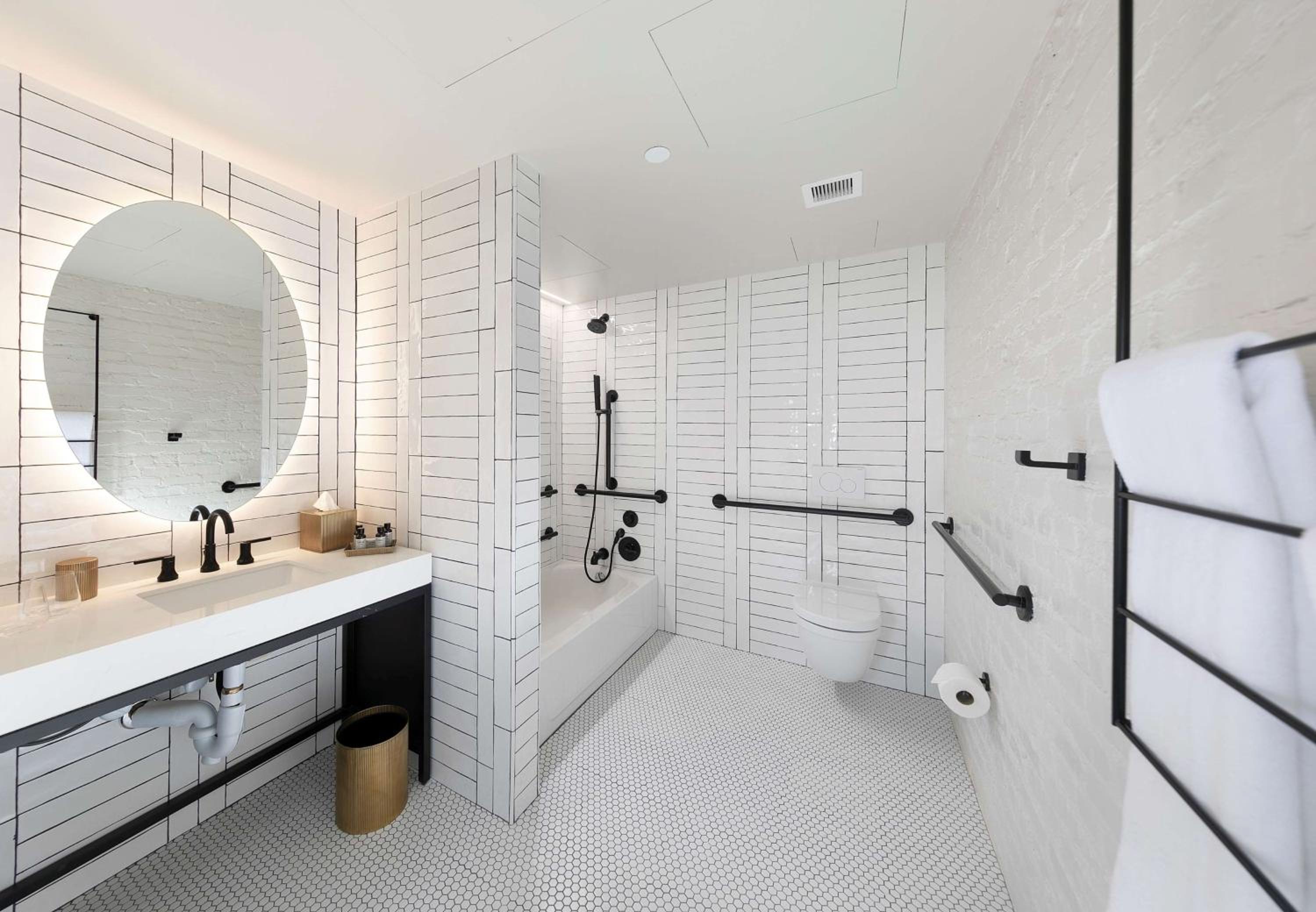 Deluxe King Room with Tub - Mobility Accessible