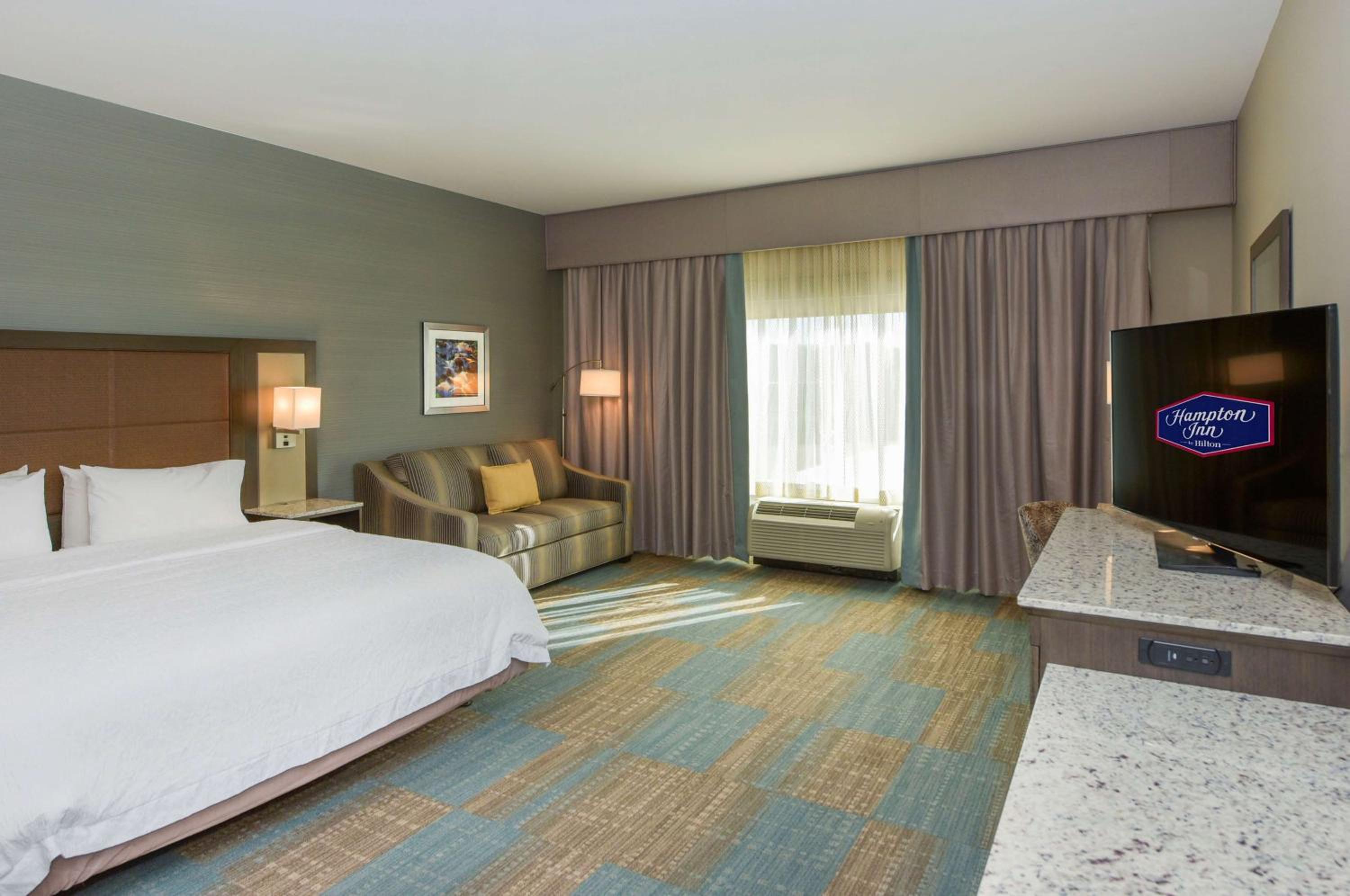 King Room with Sofa Bed - Hearing Accessible/Non-Smoking photo 2