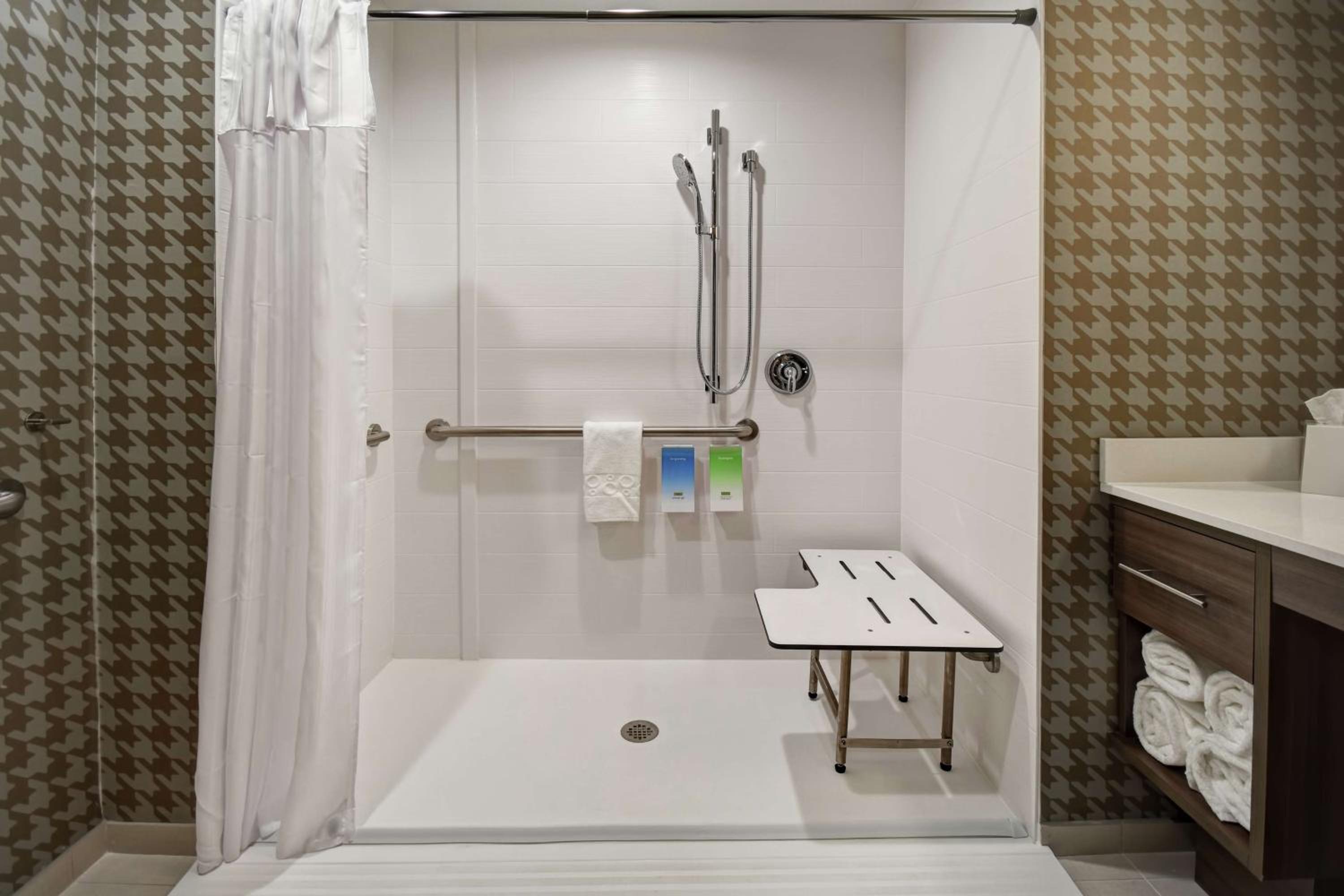 Queen Studio with Roll-In Shower - Mobility Access/Non-Smoking photo 2