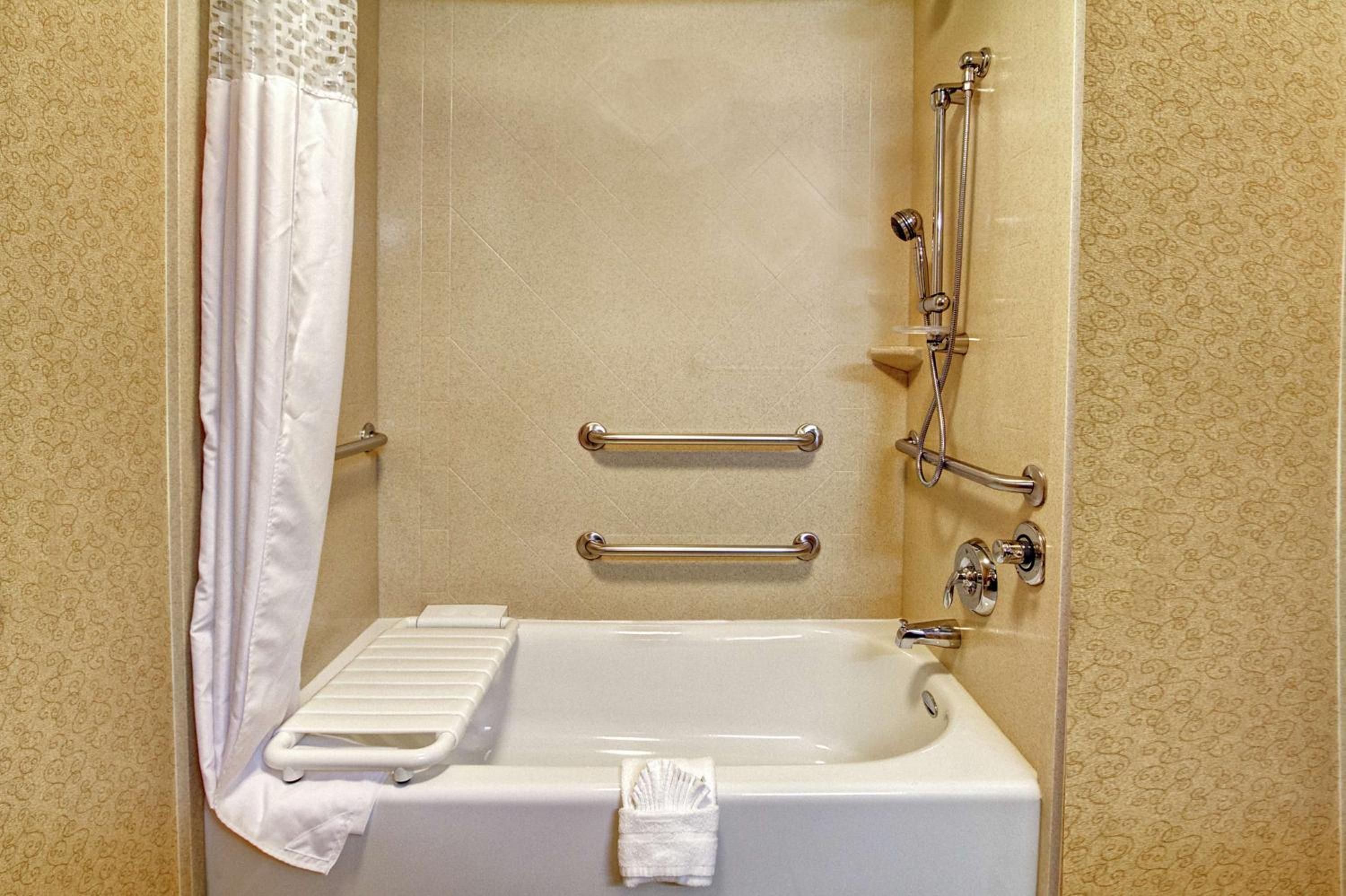 Queen Room with Two Queen Beds - Mobility and Hearing Access/Non-Smoking - Photo 3