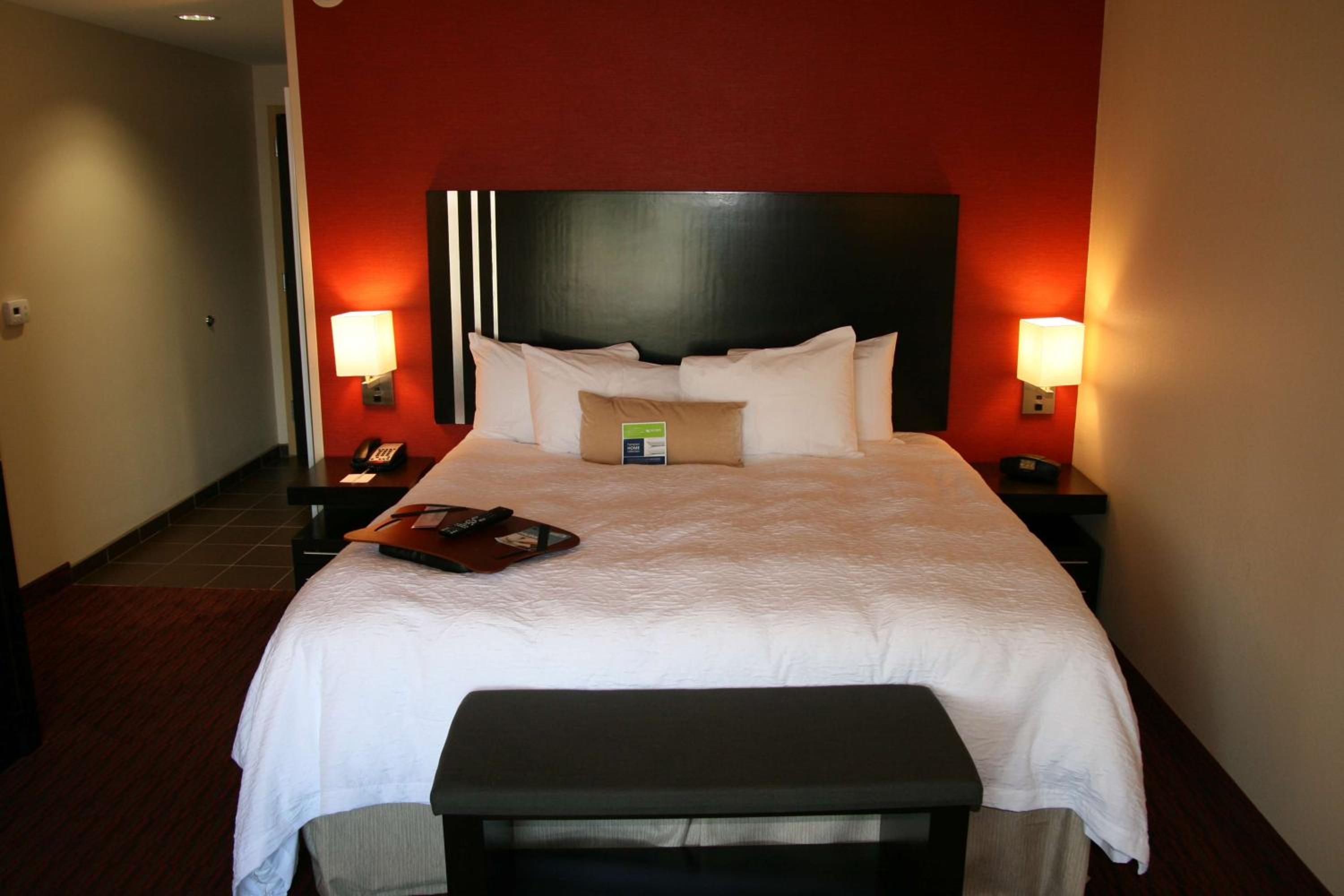 King Room with King Bed - Non-Smoking - Photo 1
