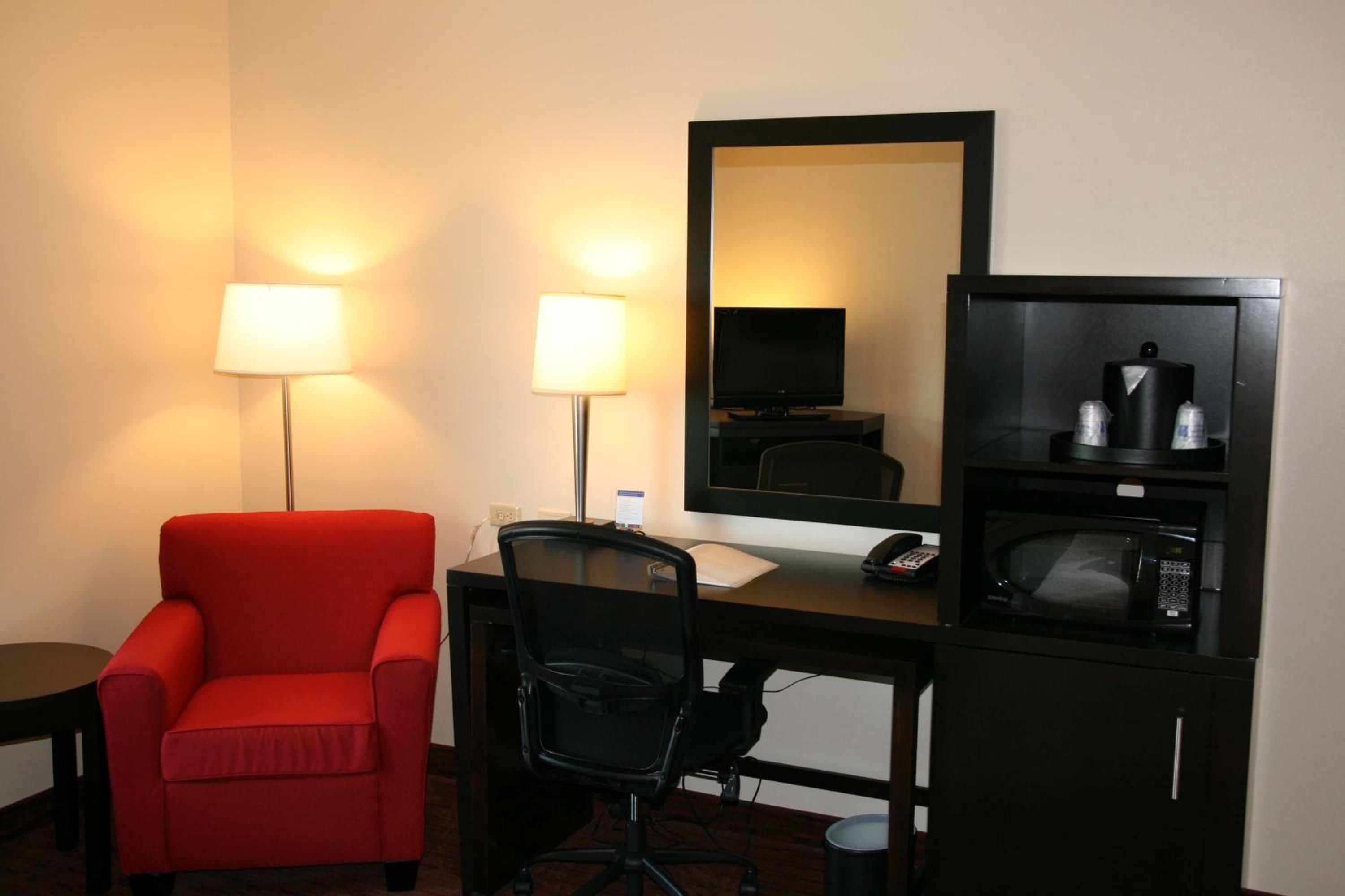 King Room with King Bed - Non-Smoking - Photo 2