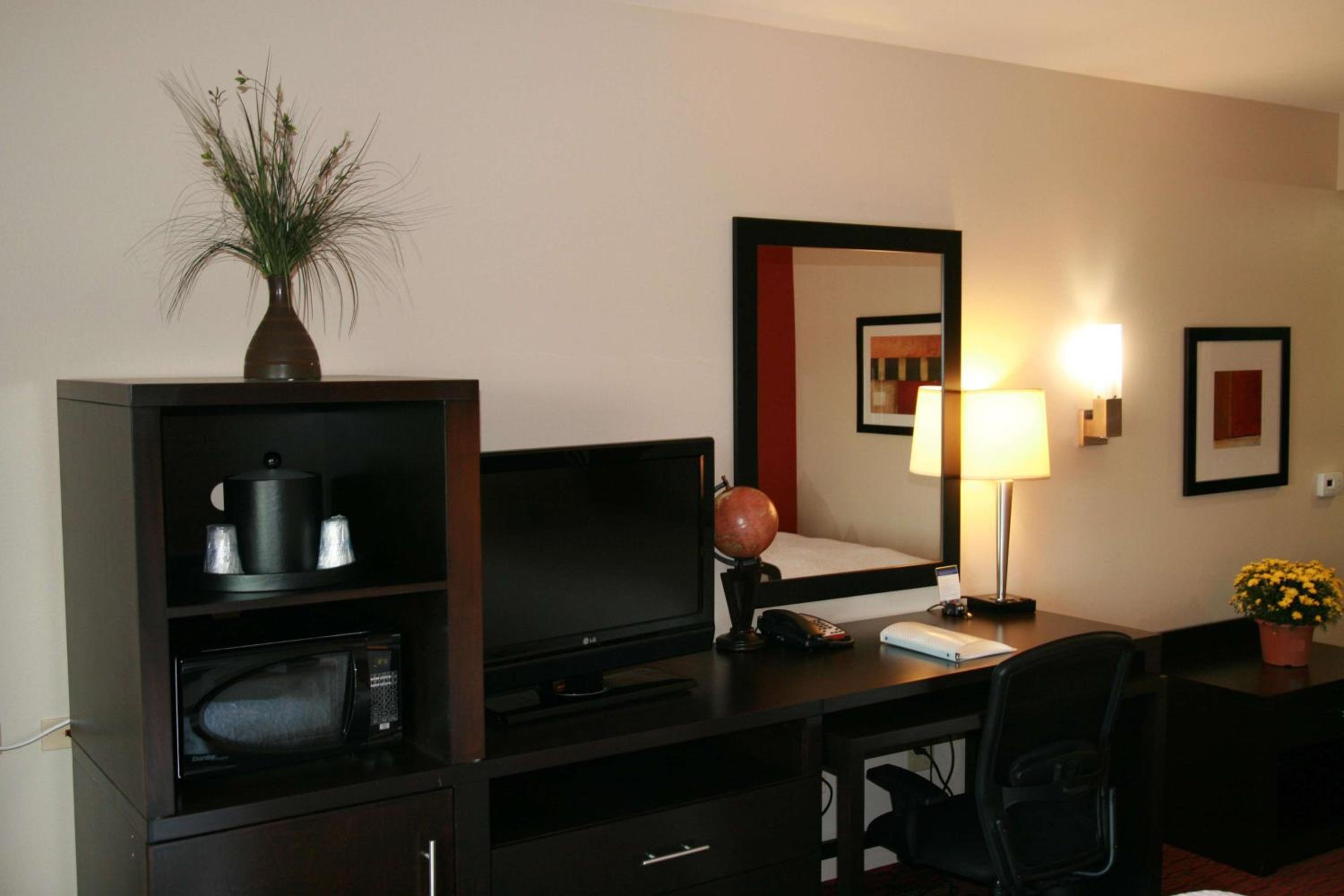 Room with Two Queen Beds - Non-Smoking - Photo 3