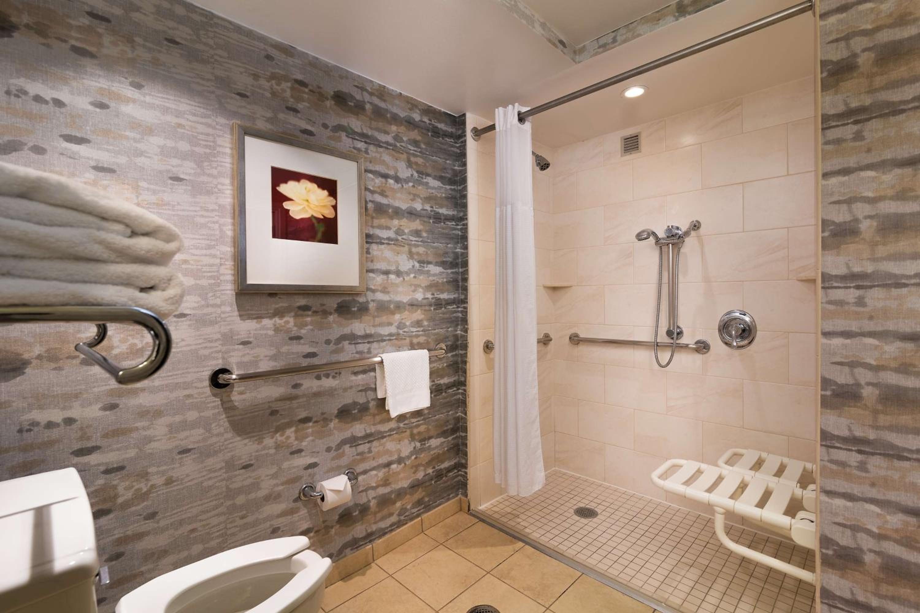 King Room with Roll-In Shower - Disability Access - Photo 3